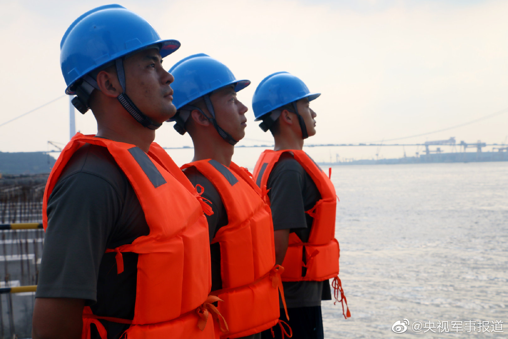 用镜头记录码头勤务兵