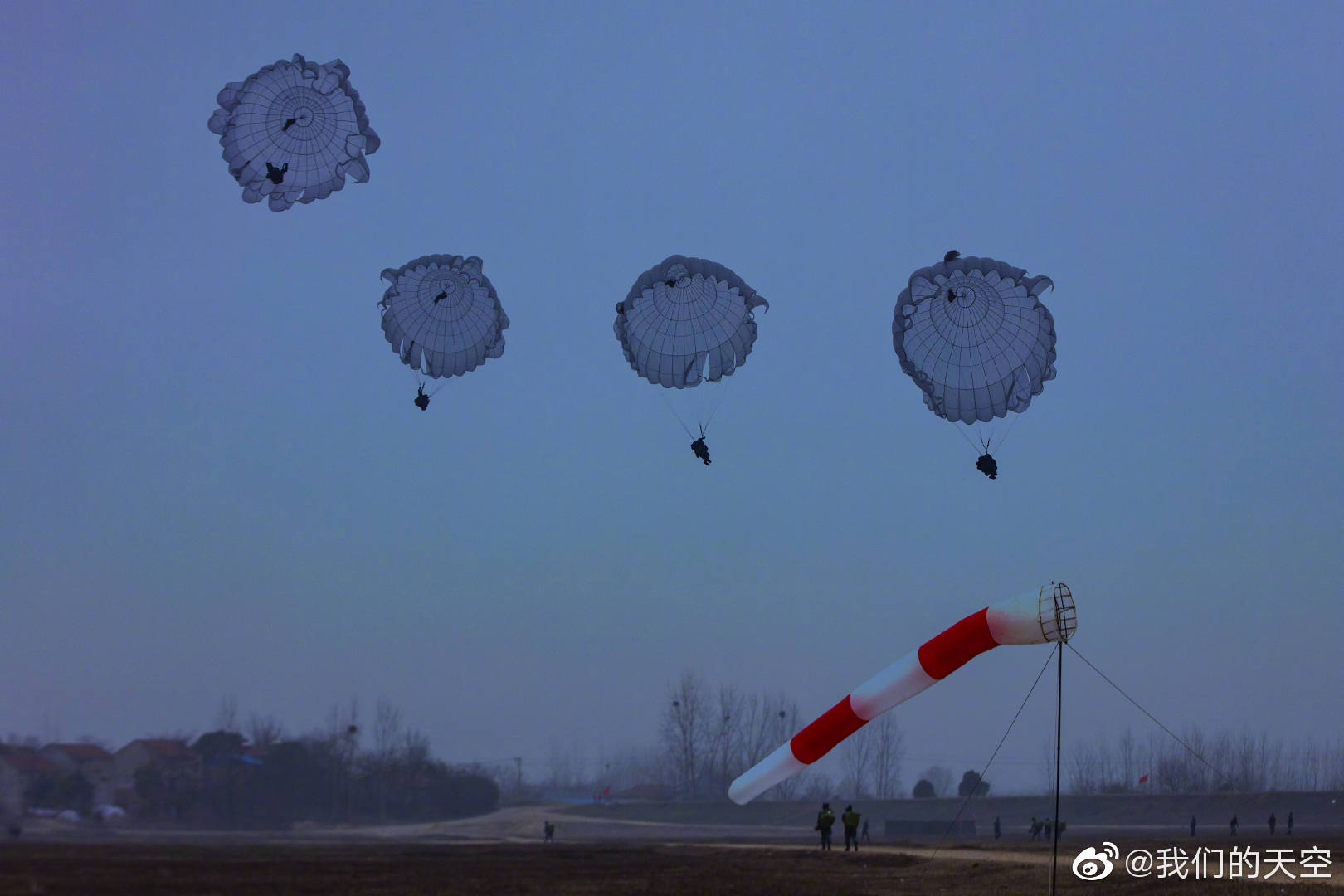 中国空降兵,在天空为"八一"献礼