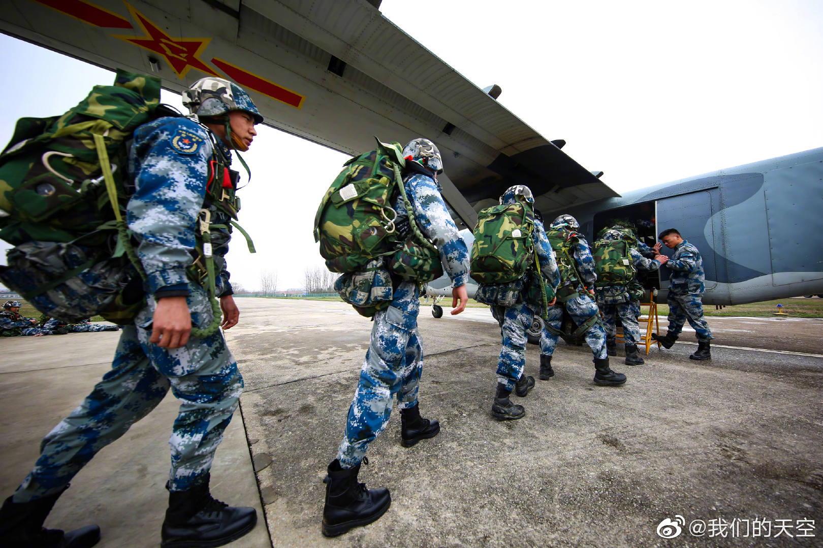 中国空降兵,在天空为"八一"献礼