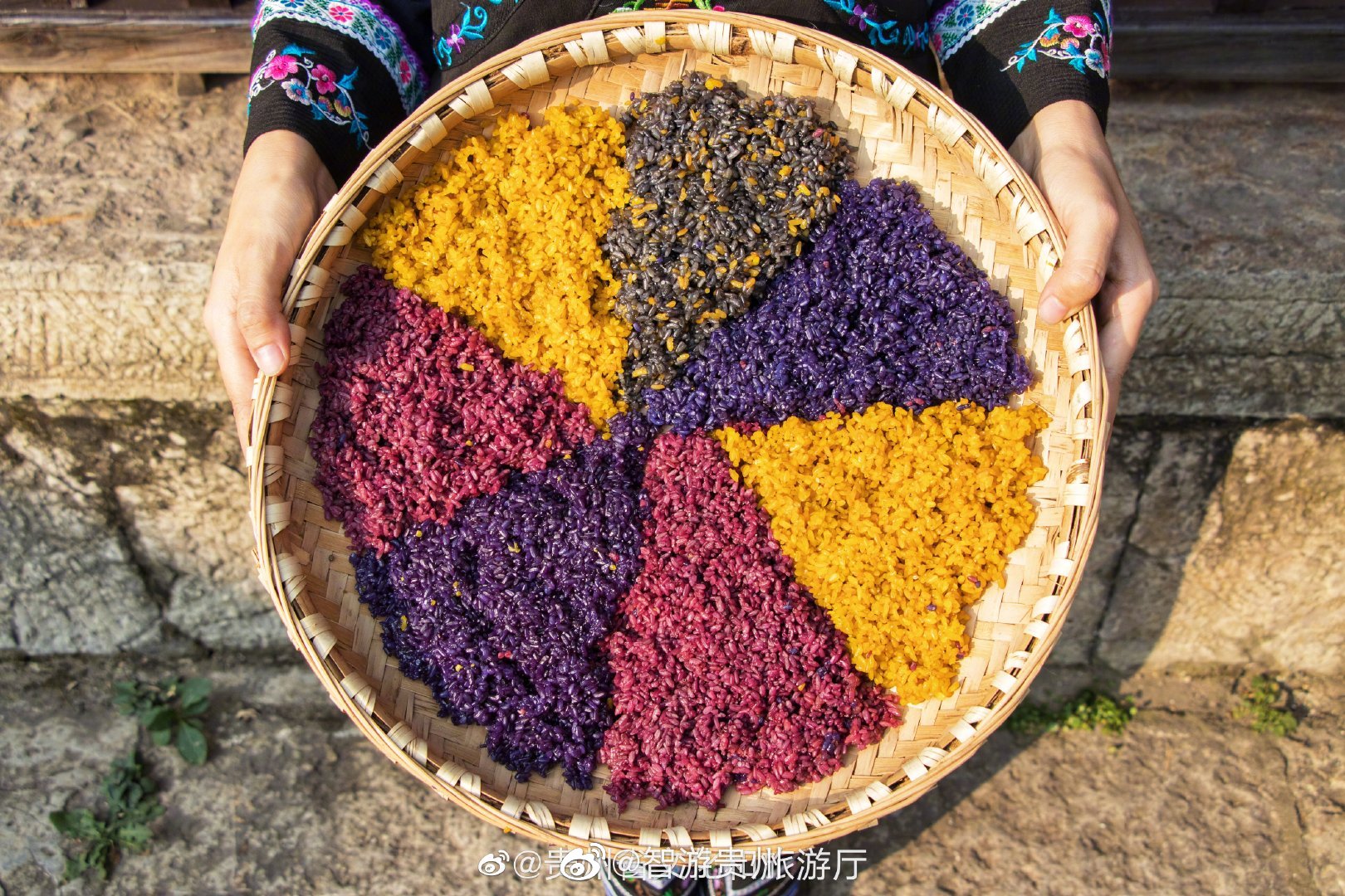 彩色的糯米饭你吃过吗在贵阳乌当下坝的布依族村寨