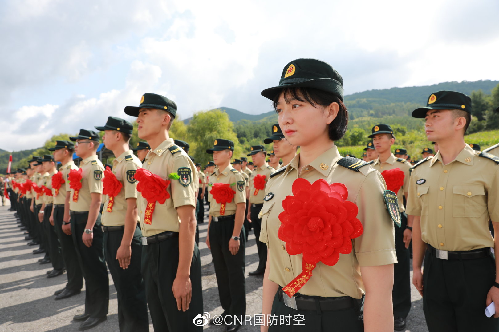 脱下的军装褪不去的本色火箭军某部退役老兵惜别军营