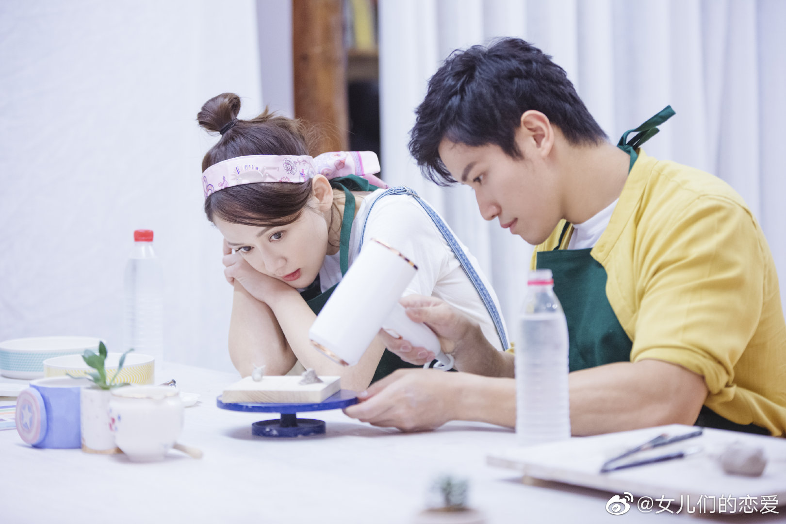 第二季 @陈乔恩 约会剧照来袭～粉色发带搭配牛仔背带裤