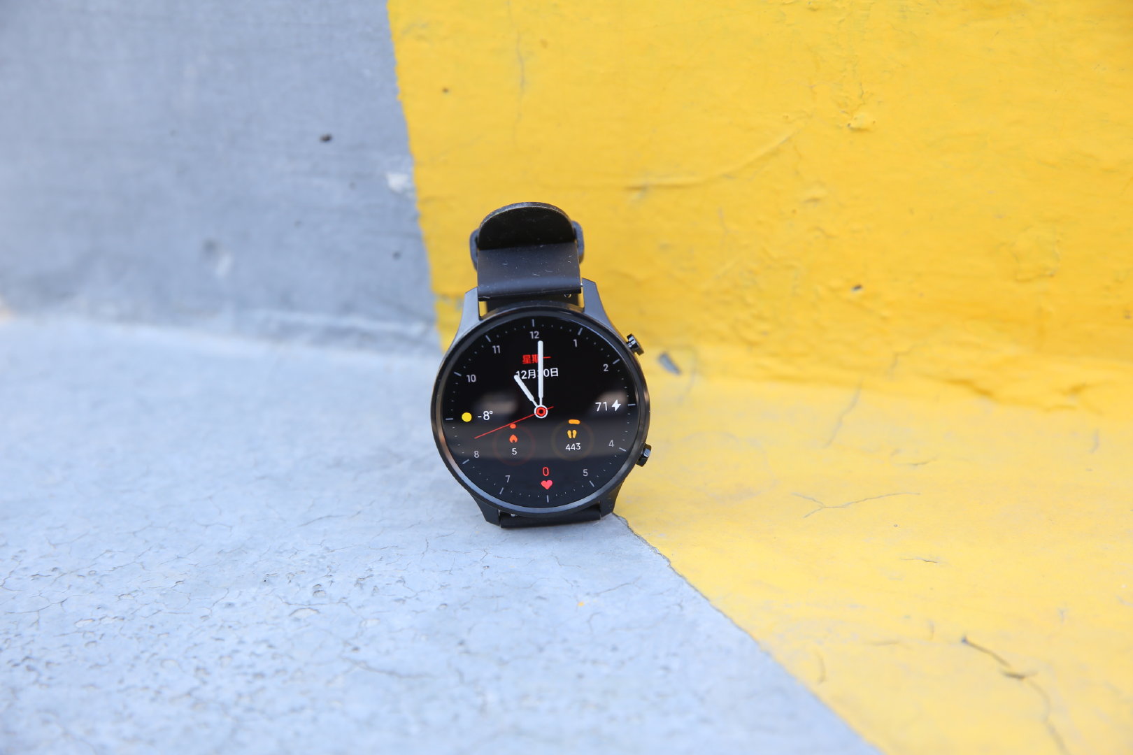 作为小米的第二款手表产品小米手表color采用圆形表盘的全新设计