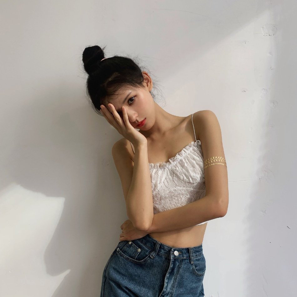 张予曦丸子头搭配白色低胸露腰蕾丝吊带配牛仔裤,大秀小蛮腰马甲线