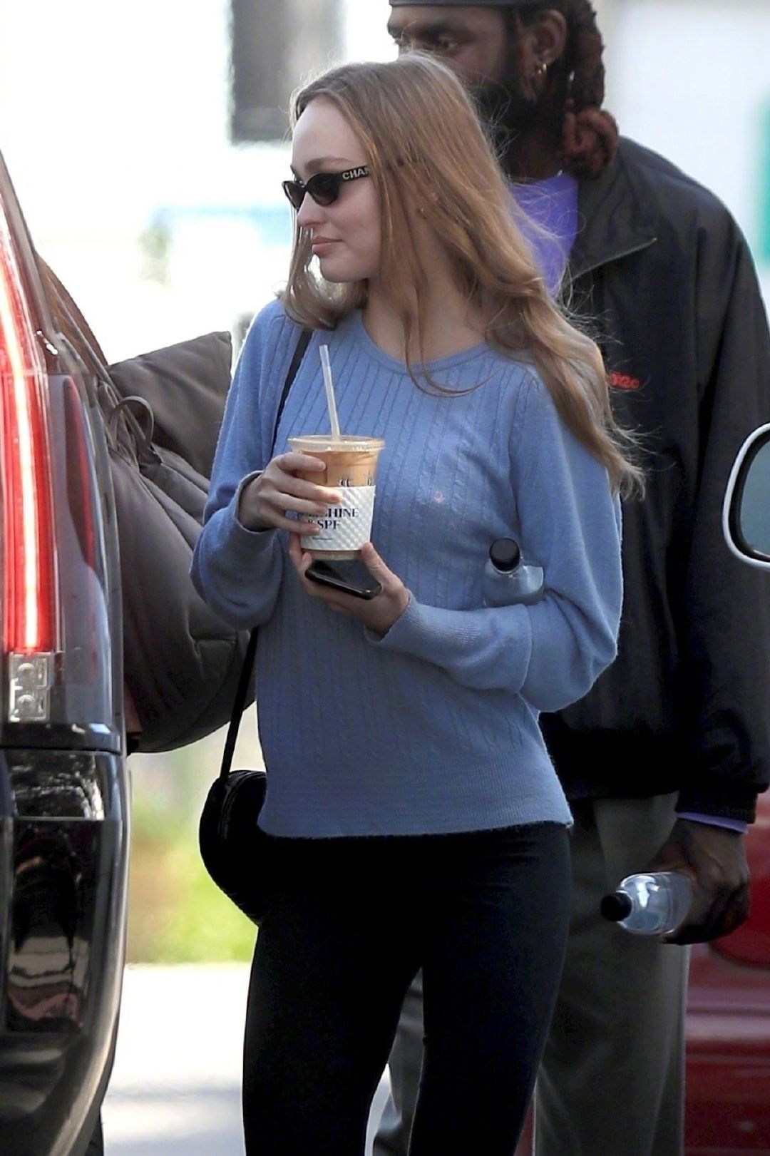 当地时间1月26日,lily-rose depp 在西好莱坞购物的街拍