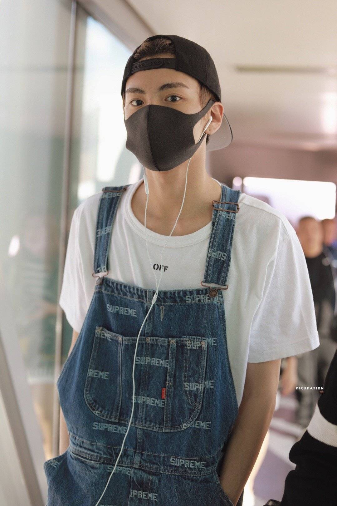 毕雯珺背带裤 毕雯珺今日杭州机场丽江饭拍图~一身白色t恤 背带牛