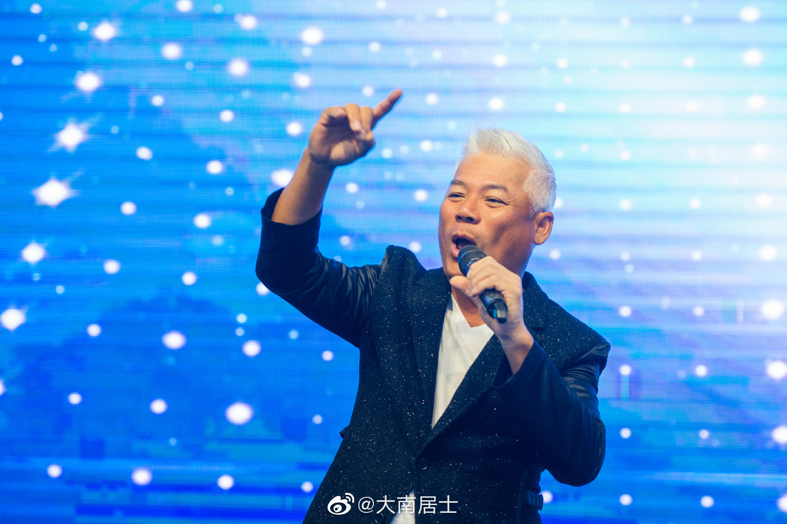 56岁巫启贤空降沈阳 白发墨镜亮相似大佬遭数百粉丝追捧