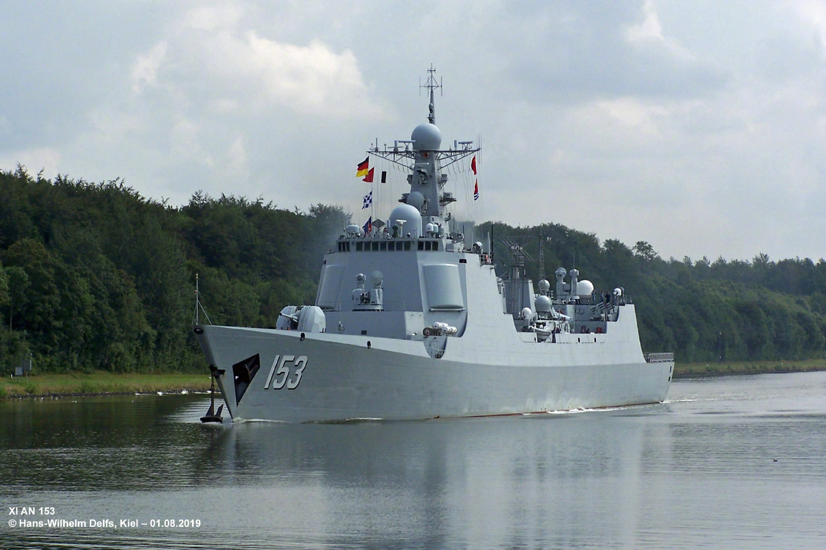 海军"西安"舰通过德国基尔运河