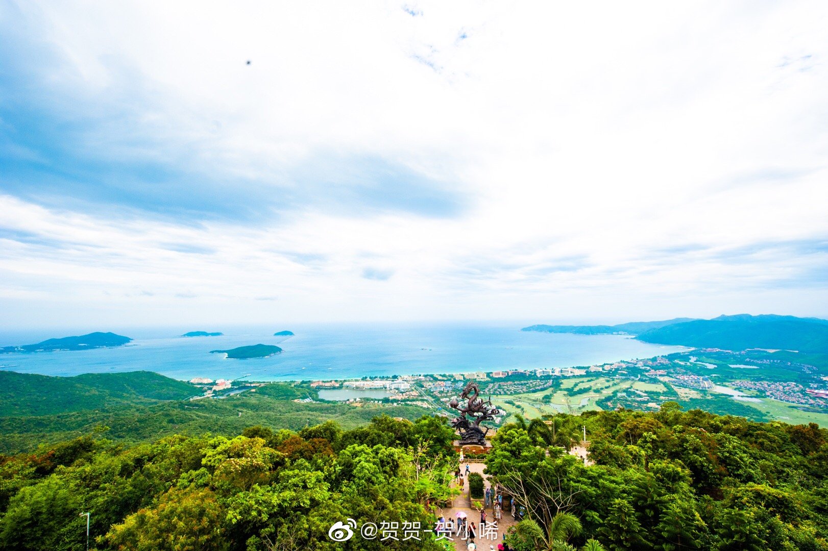 亚龙湾国家森林公园依托着独有的热带景观,整个景区郁郁葱葱