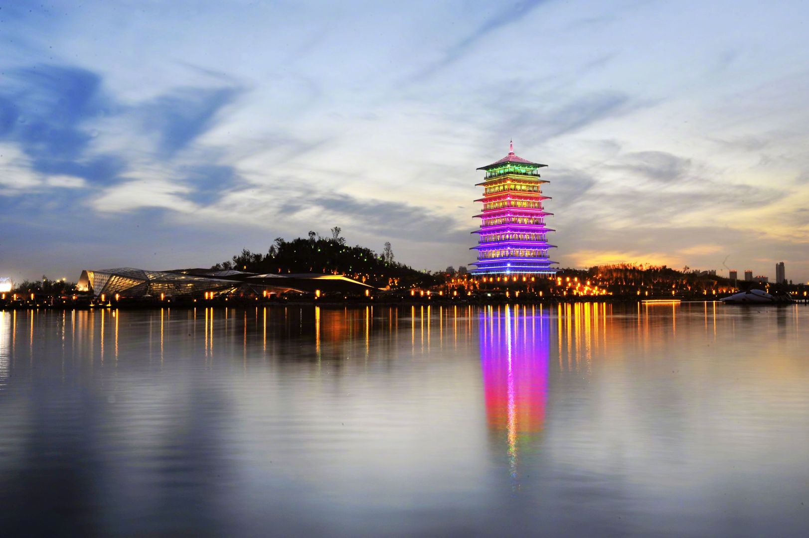 五一来西安不经意间你就会发现坐落于小终南山上的长安塔