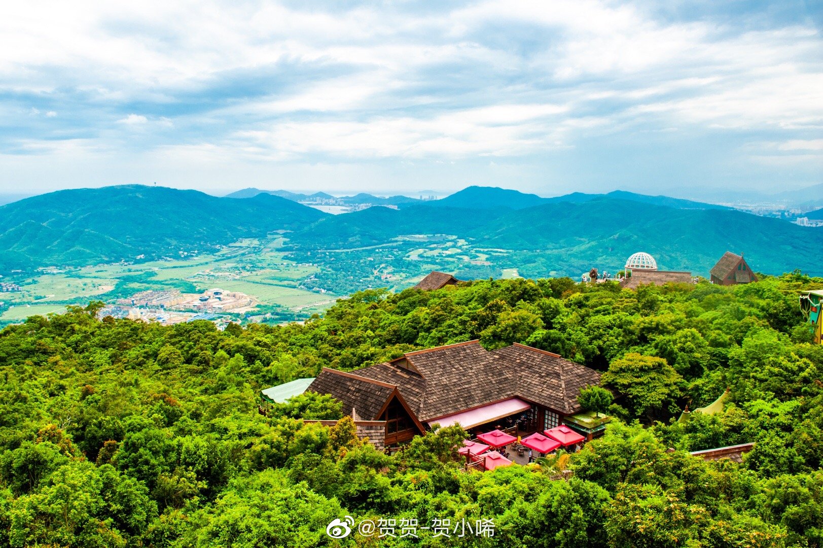 亚龙湾国家森林公园依托着独有的热带景观,整个景区郁郁葱葱