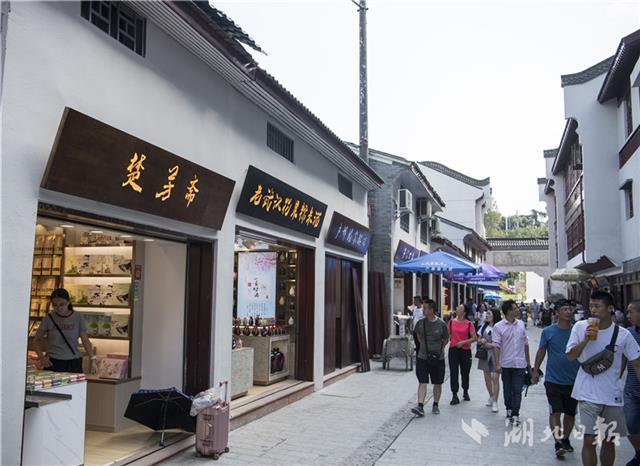 经过数月的整治提档升级改造,新户部巷开始营业啦