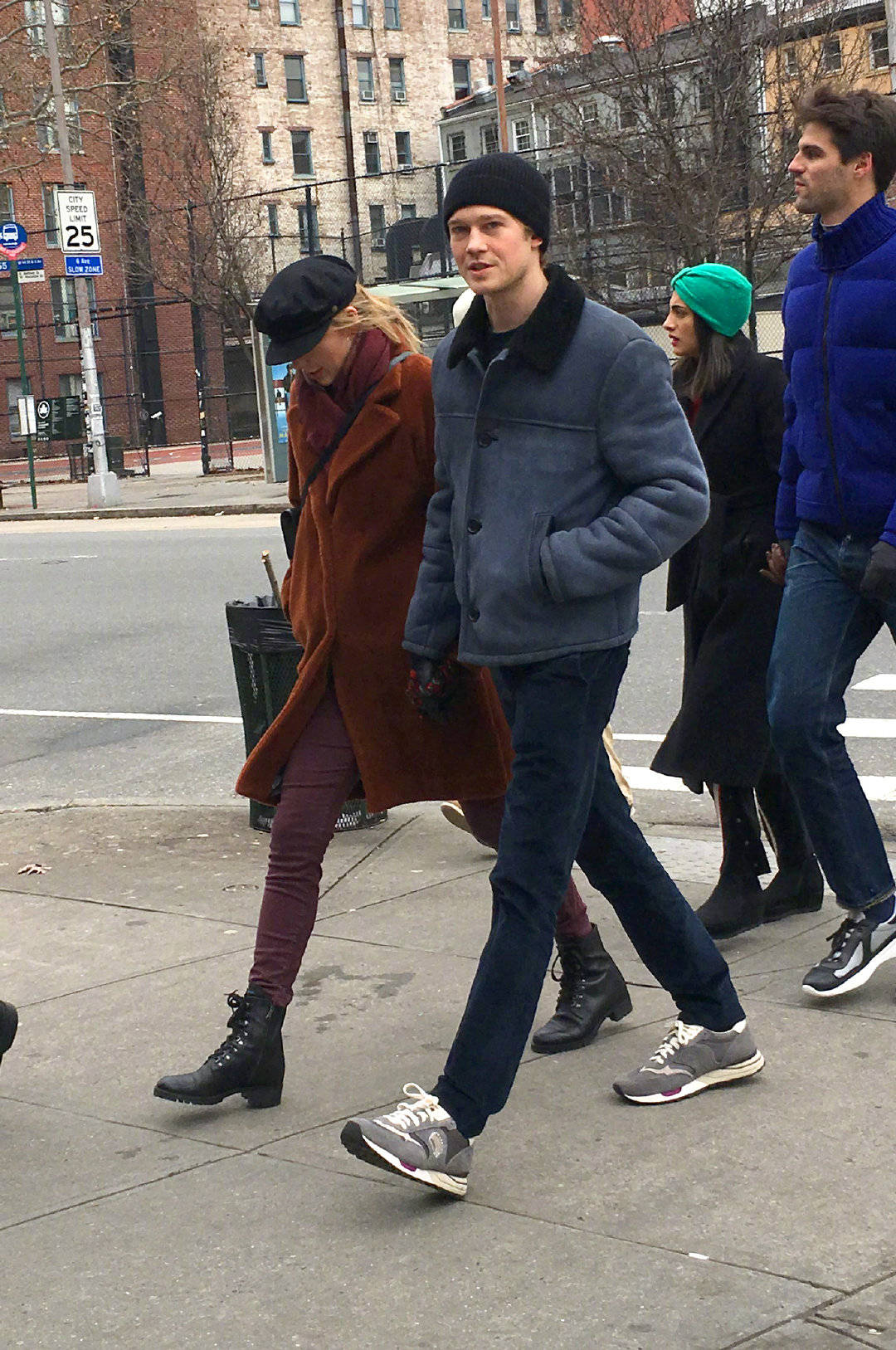 霉霉taylor swift和男友joe alwyn以及一帮朋友在纽约外出的街拍
