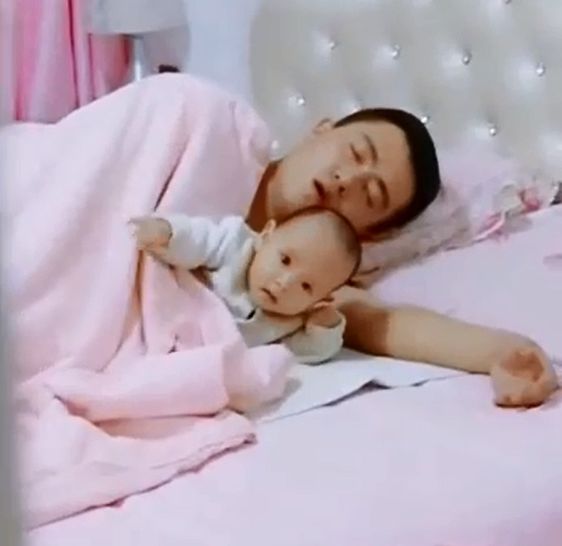 老公抱着小宝宝睡觉呼噜声亮了网友孩子好耐性