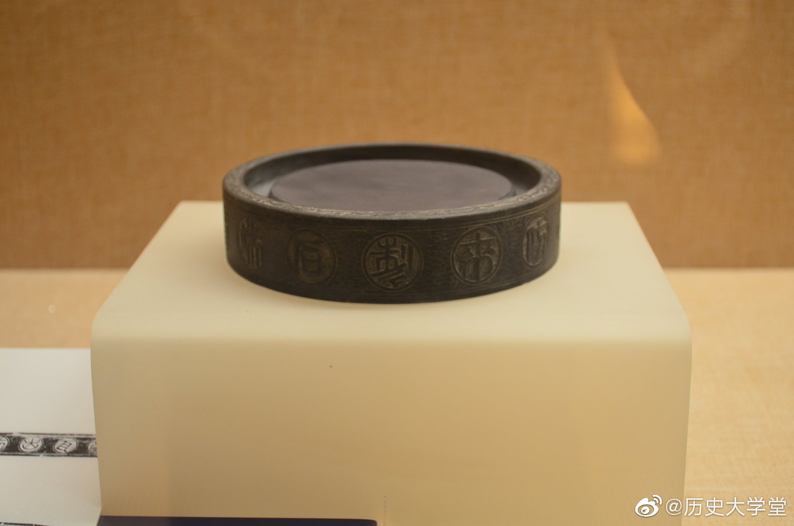 这是清代的端石圆形石渠砚,材质是坑仔岩石的双面砚