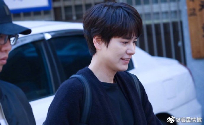 superjunior成员曺圭贤在今日下午退伍结束兵役简直是太激动了