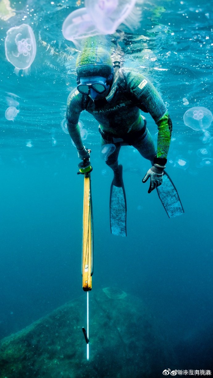 小伙@十二月先森 海南万宁海边潜水意外闯入水母群