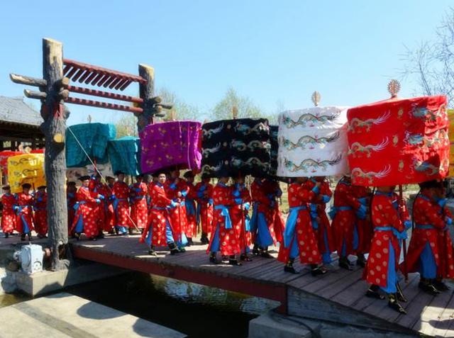 满汉旧俗不同,所以满族春节也有其特殊风情,他们过年竟贴白对联