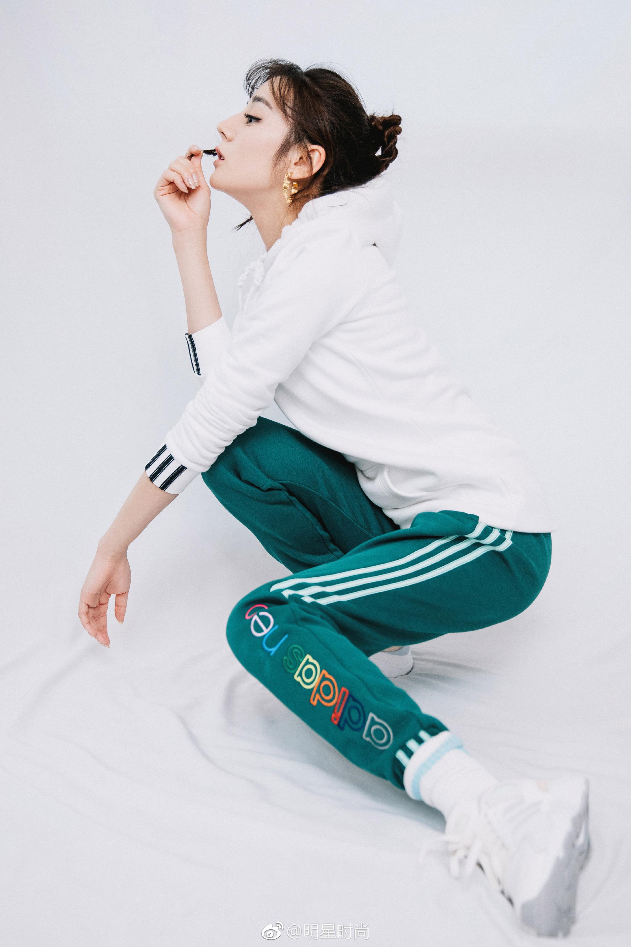 迪丽热巴一身运动装亮相活动,撞色搭配吸睛效果十足|运动装|迪丽热巴|