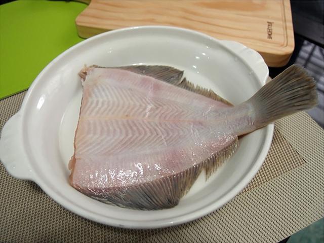 最近天气超热,很想吃酸酸辣辣的泰式料理,用一尾来做泰式柠檬鱼,成本