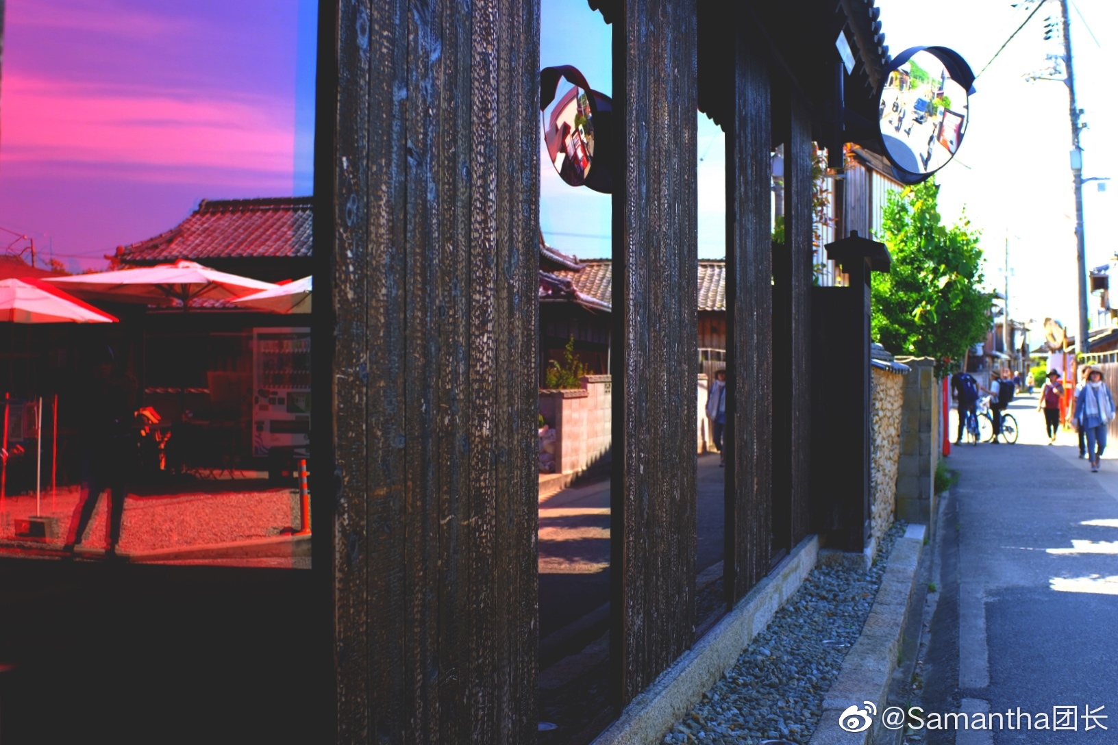 终于打卡丰岛横尾馆门口红色的玻璃运用光影炫妙