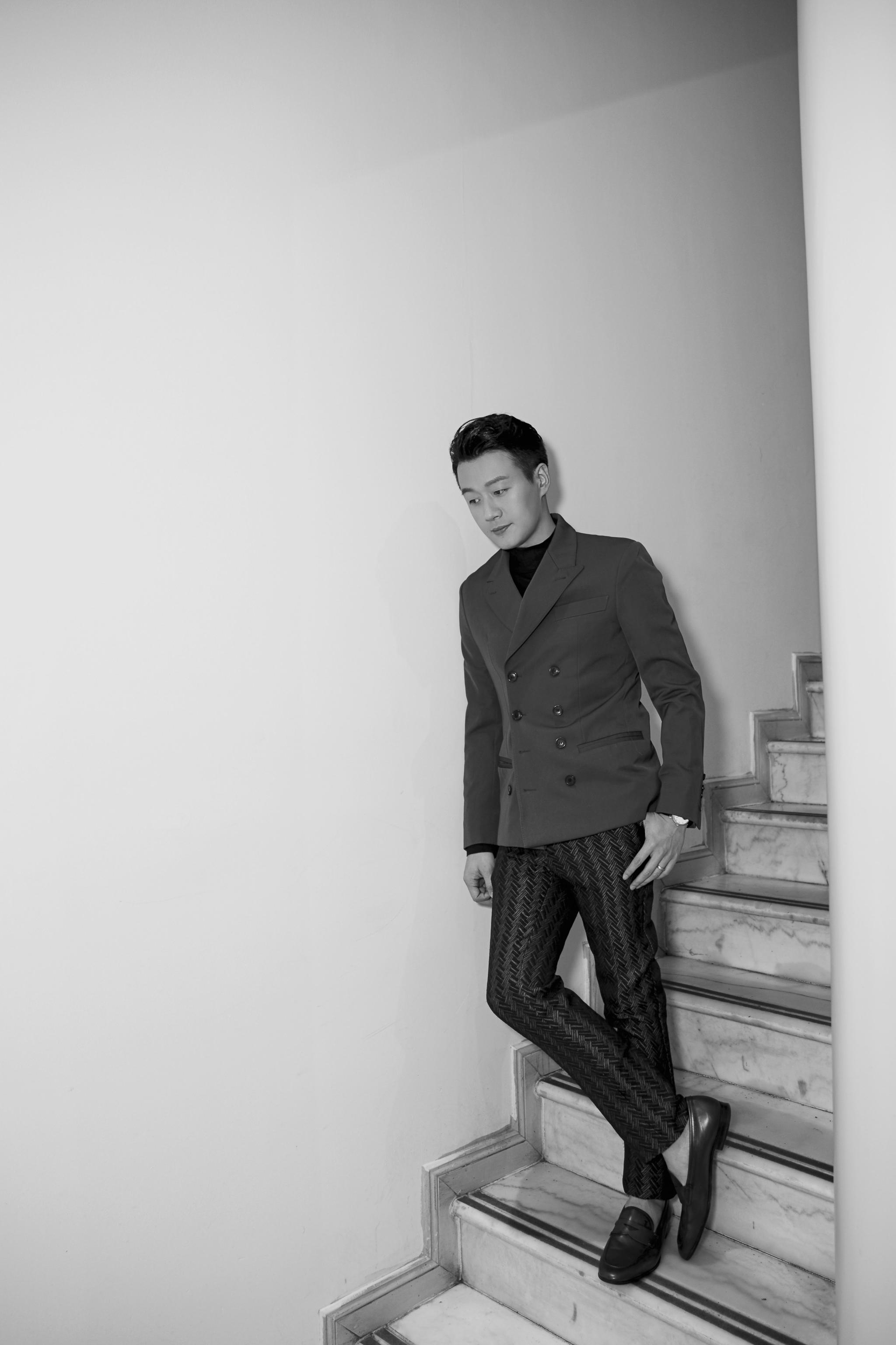 佟大为亮相盛典印花长裤抢眼获年度卓悦艺人奖