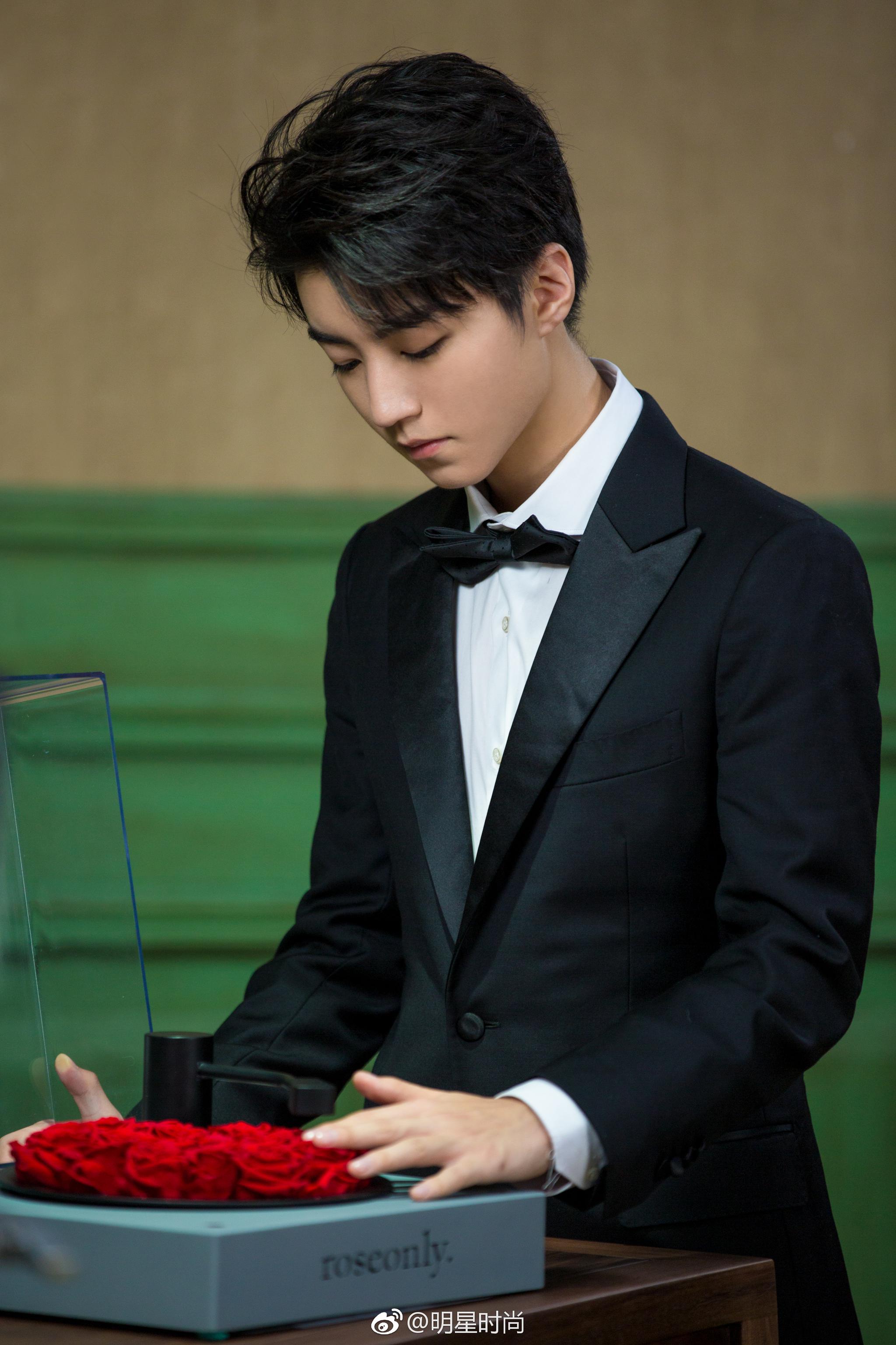 花样少年王俊凯,黑色西装沉稳优雅,让人惊艳的花样年华!
