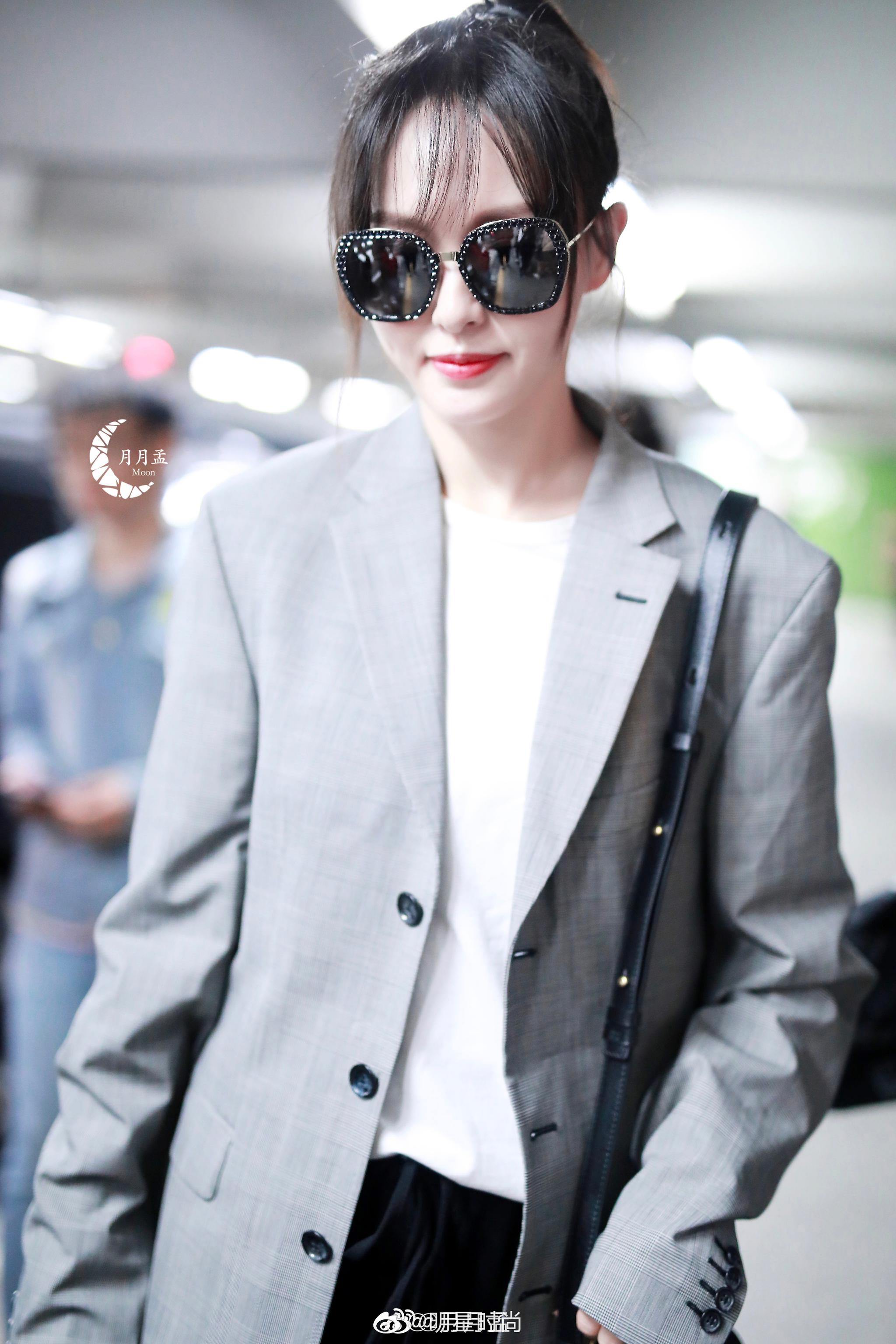 4月26日唐嫣现身上海机场她身穿灰色西装外套内搭白t