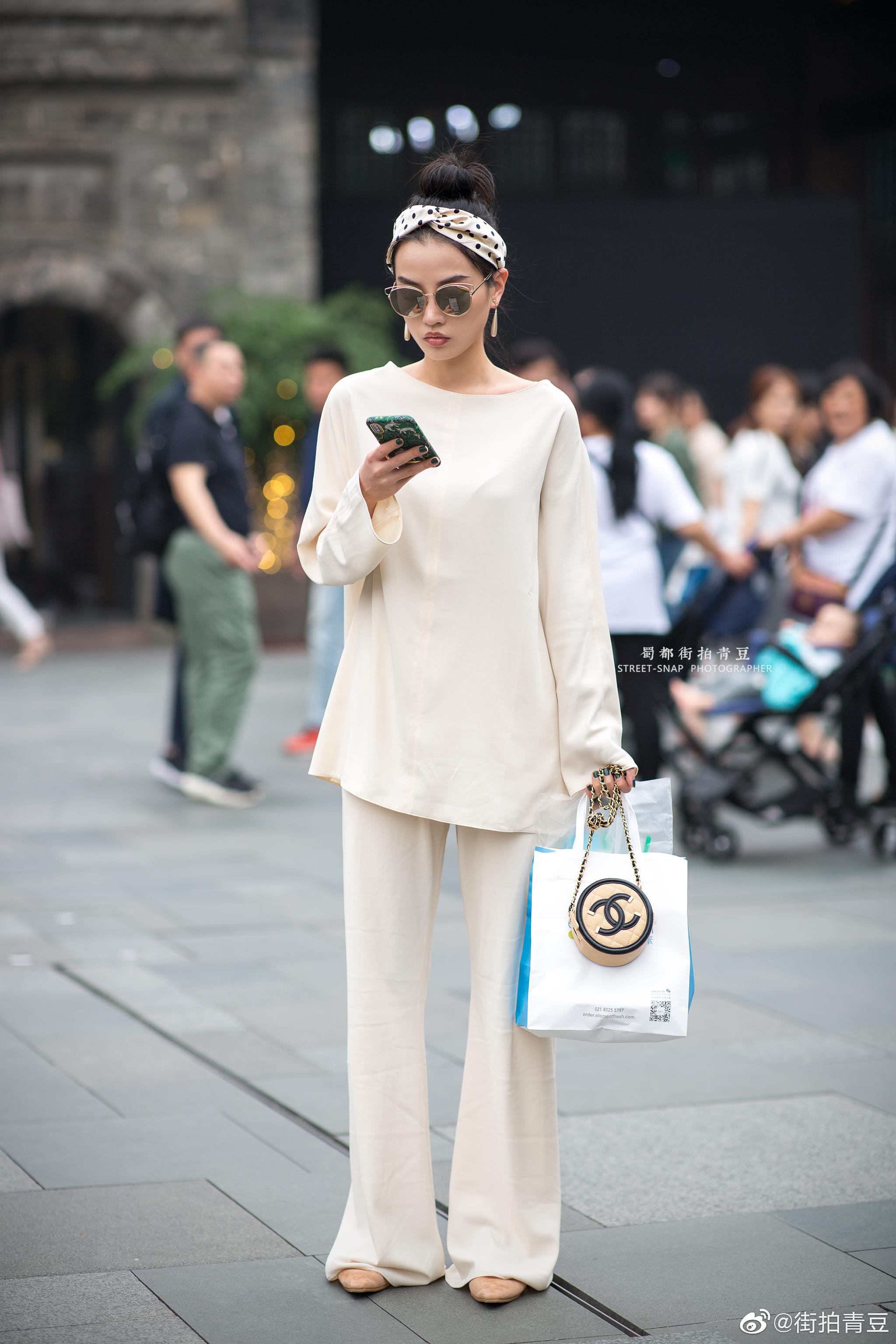 成都街拍精选2019年4月近期拍到的一些小姐姐