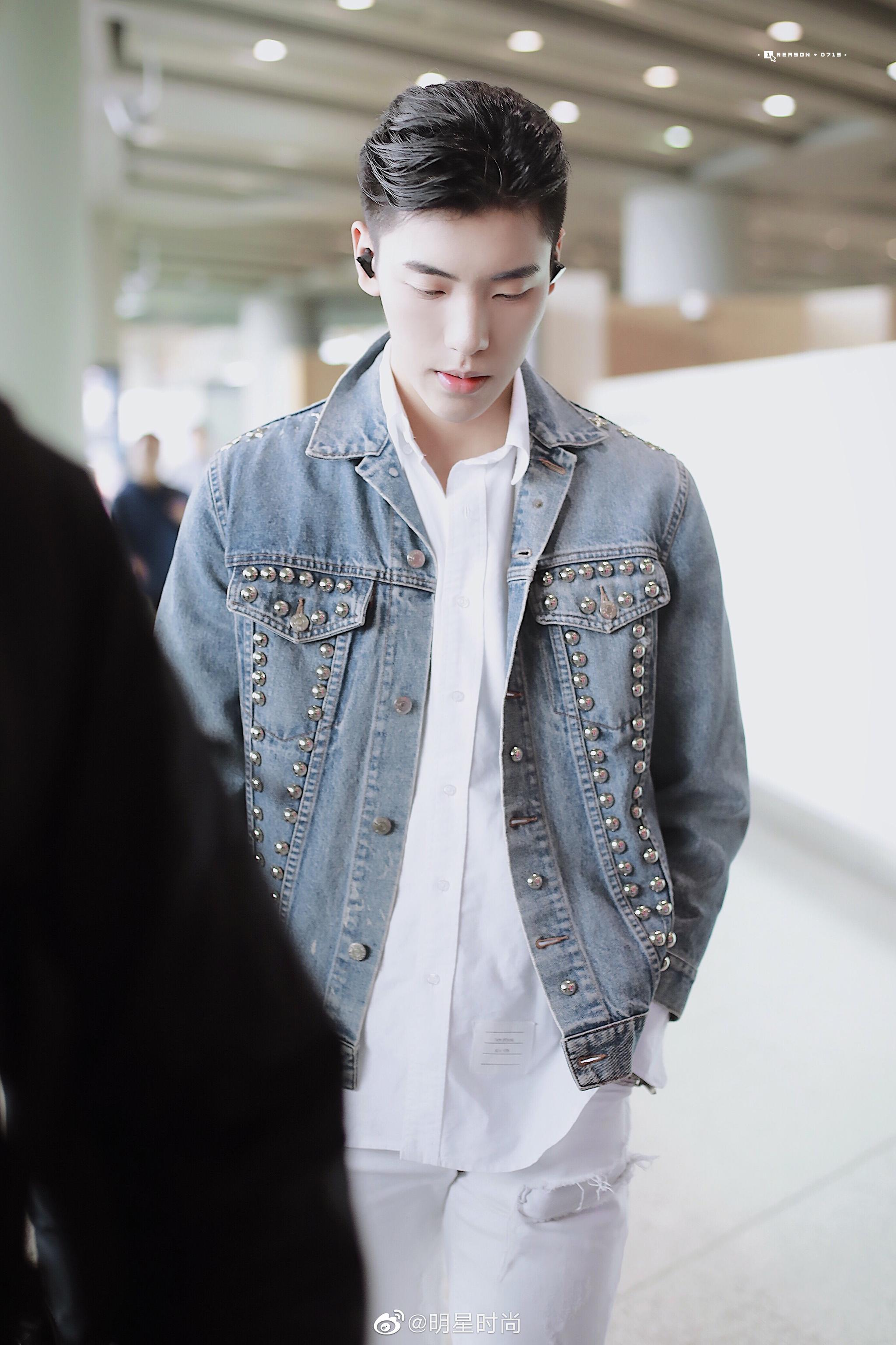 4月27日,王子异现身北京机场,一身纯白装扮 牛仔外套,简约时尚