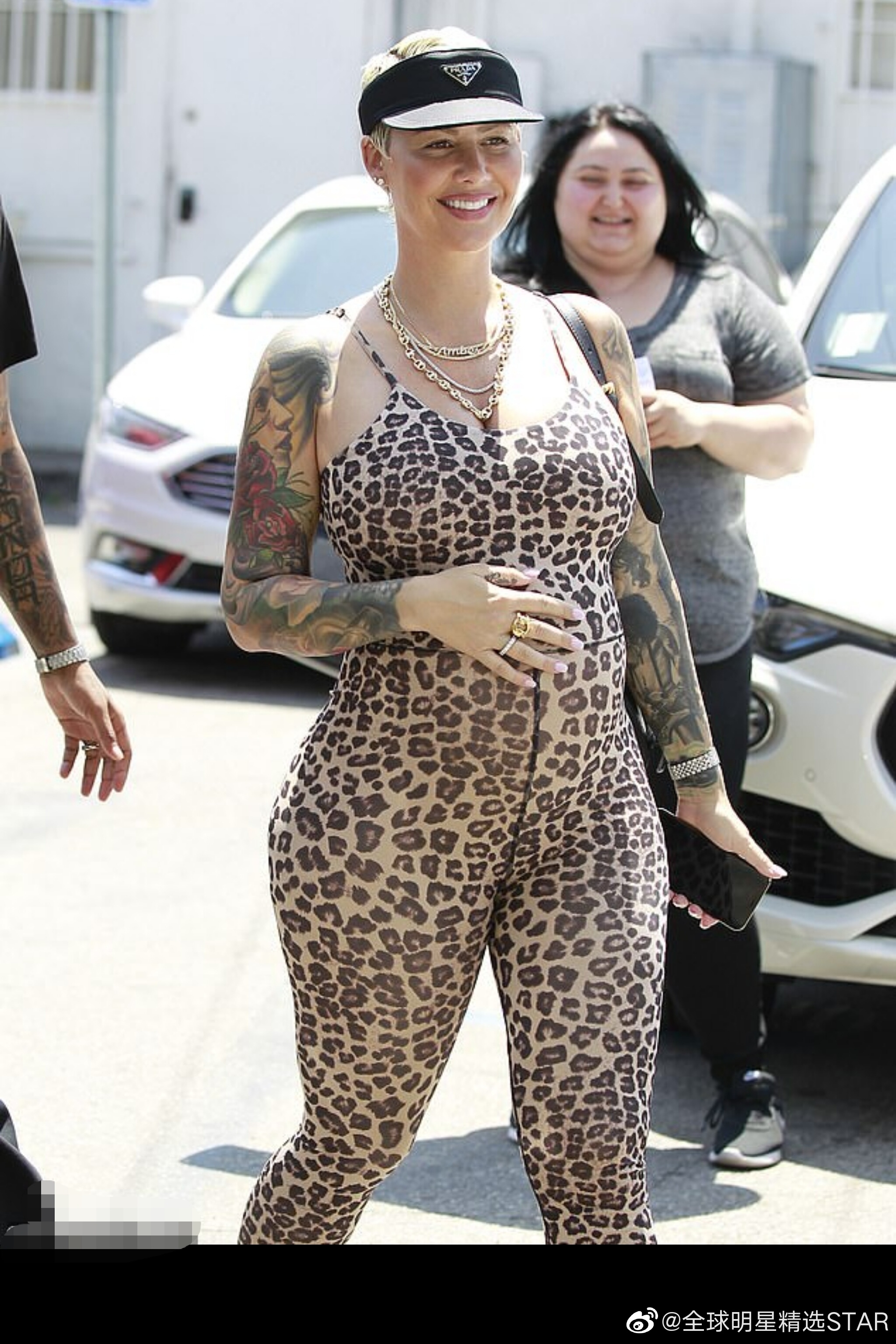 哈登前女友艾波·罗斯一身狂野打扮出街,豹纹连体衣吸人眼球