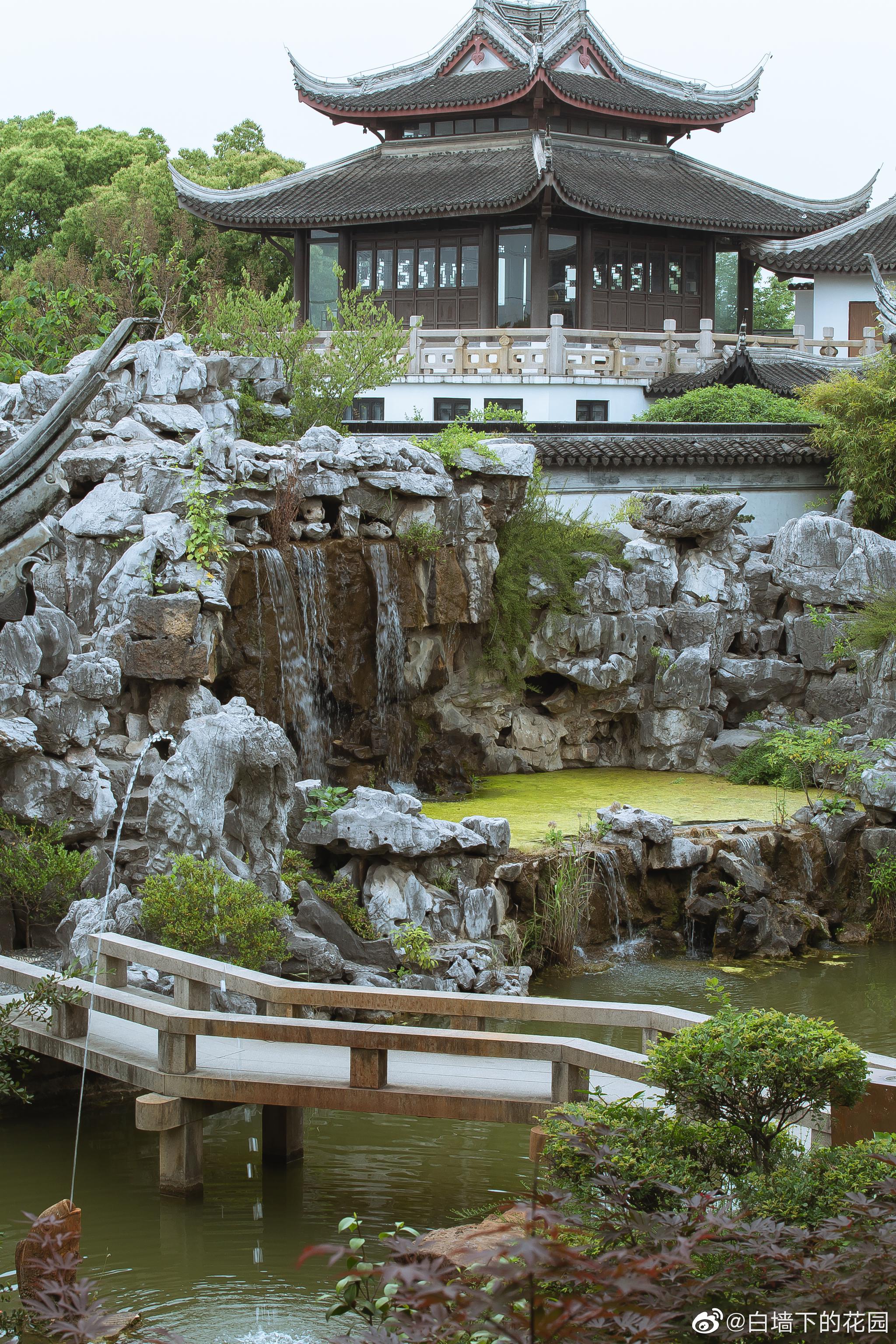 在苏州的园林中,假山多以玲珑剔透的太湖石来堆叠