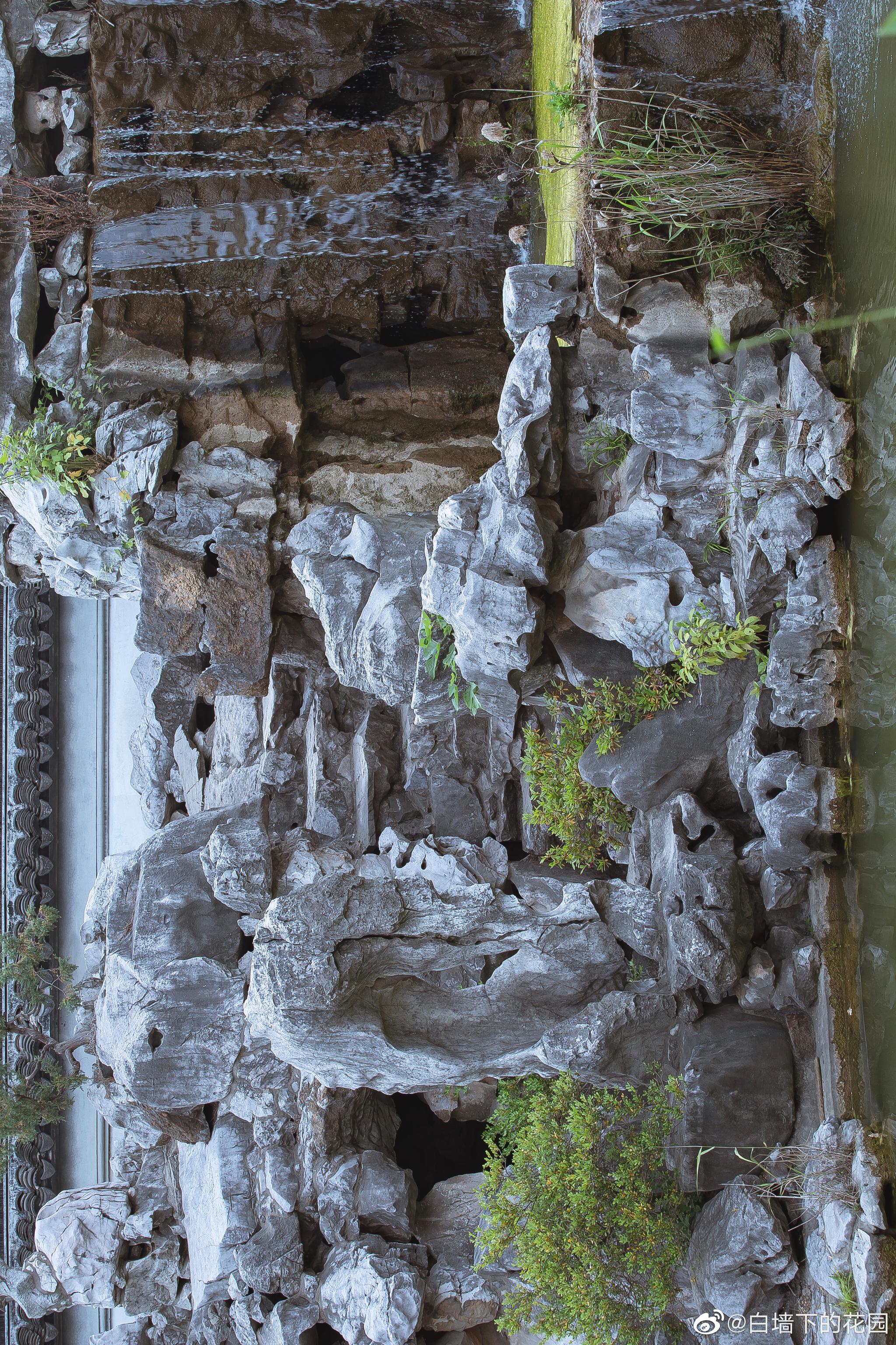 在苏州的园林中,假山多以玲珑剔透的太湖石来堆叠