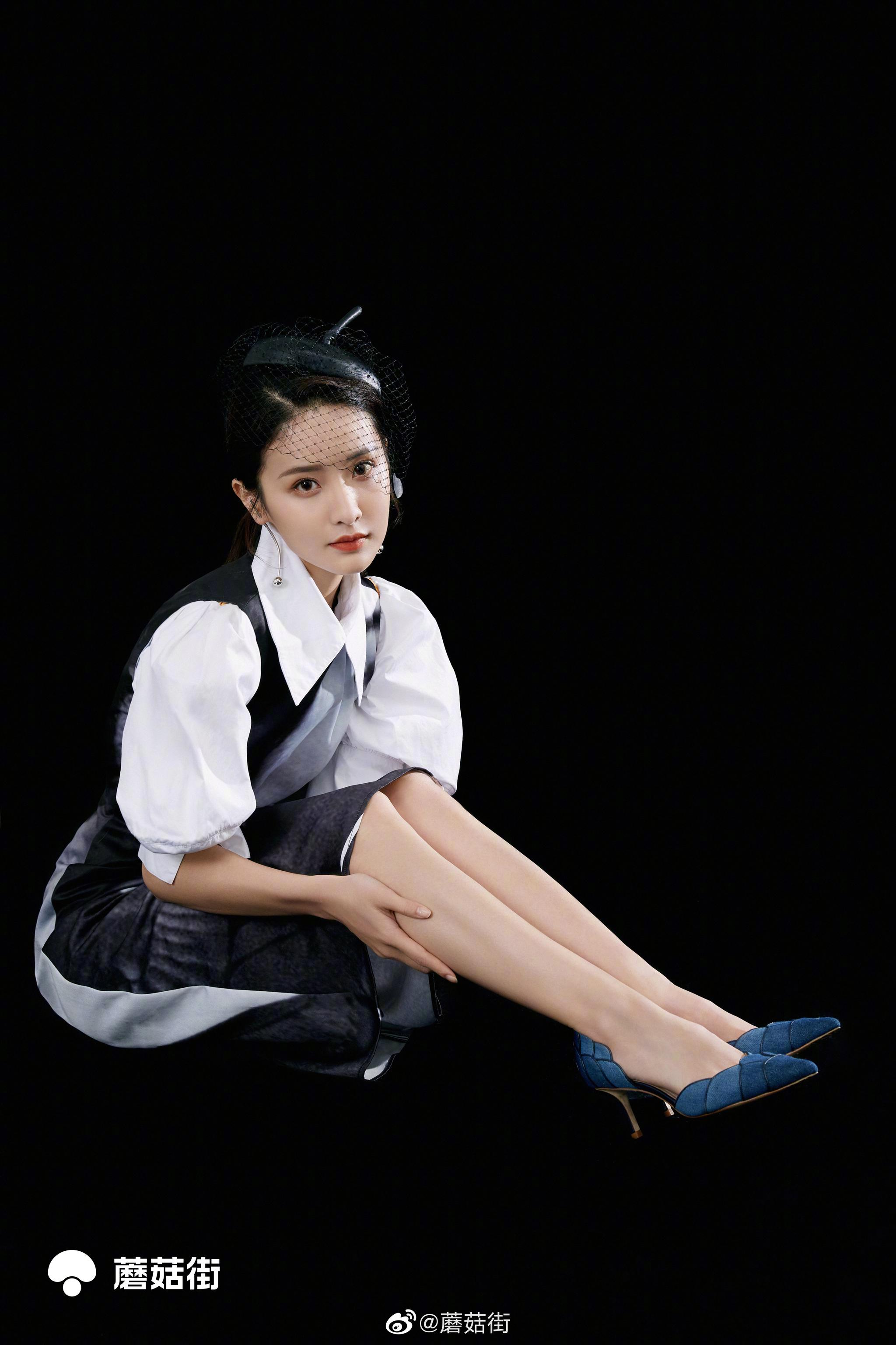 今日开机屏——@赖雨濛 蘑菇街独家造型来啦 黑白拼接泡泡袖连衣裙