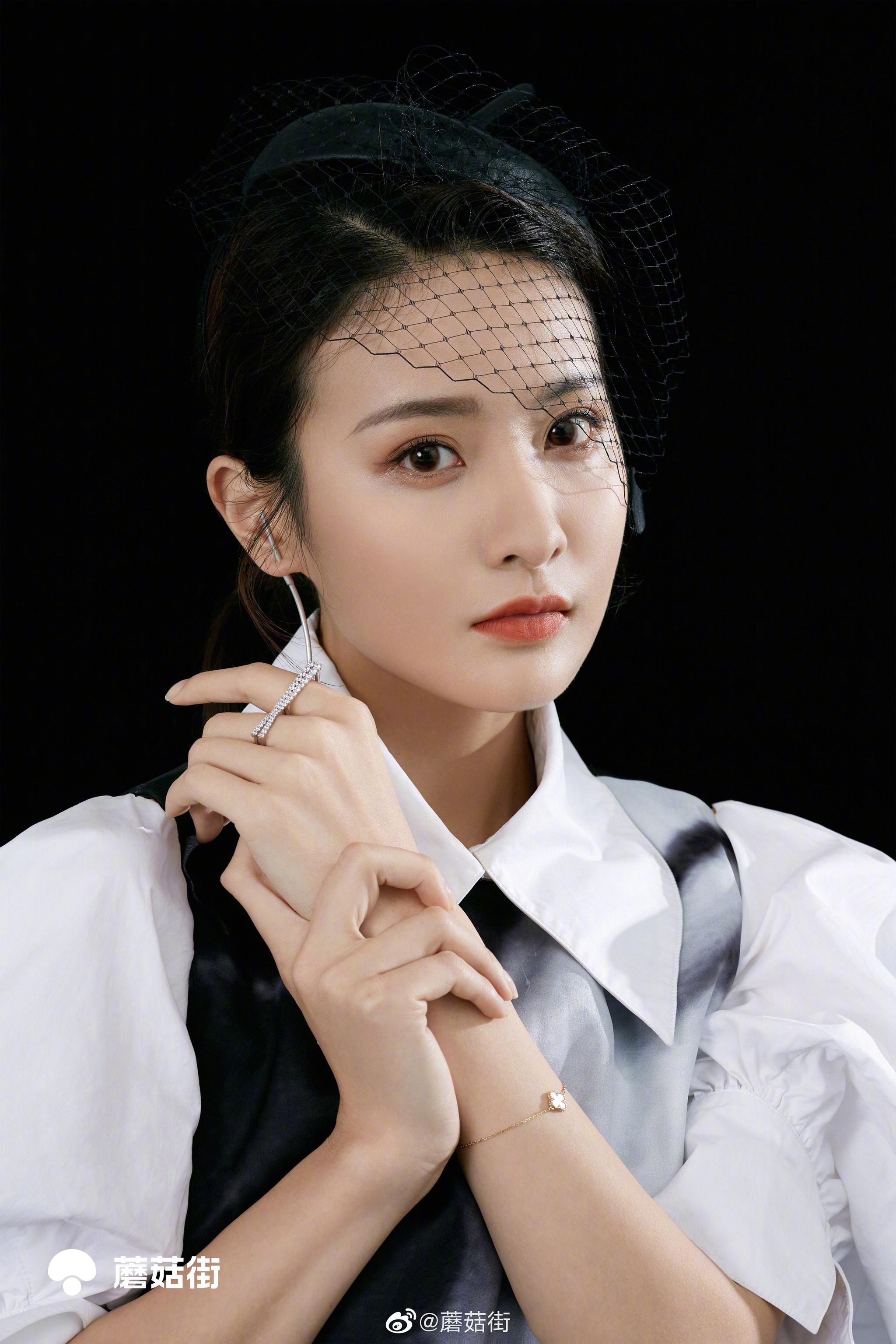 今日开机屏——@赖雨蒙 蘑菇街独家造型来啦 黑白拼接泡泡袖连衣裙搭