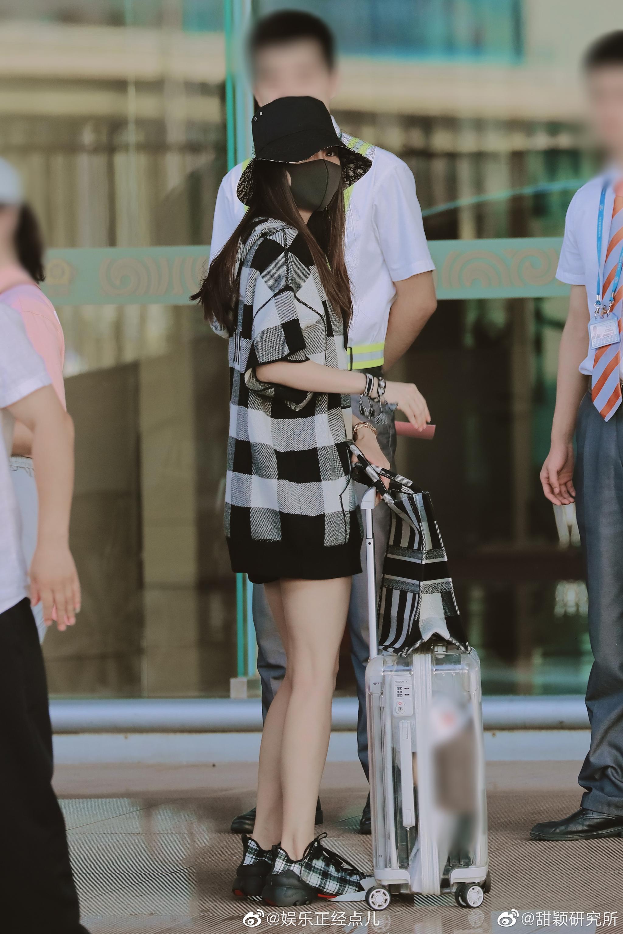 angelababy今日机场私服极尽格纹元素