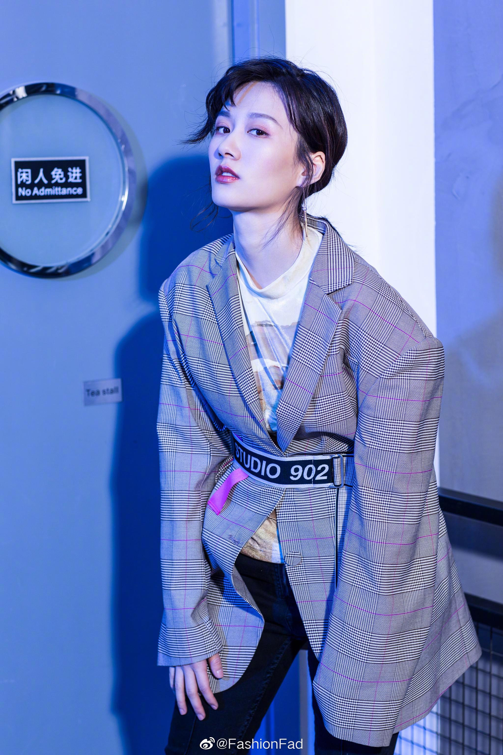 徐悦yy最新一组初秋写真西装外系宽腰带干练从容