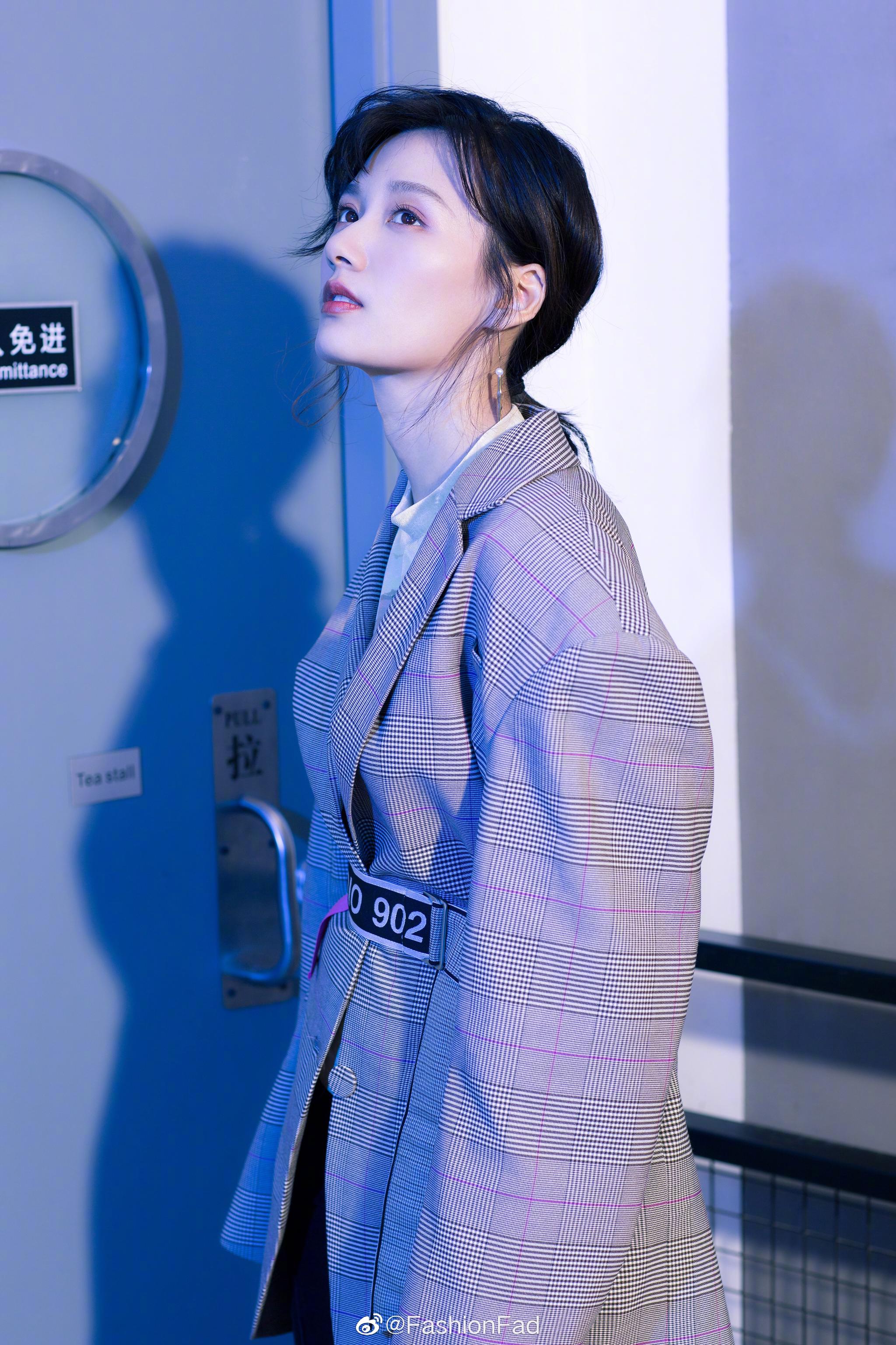 徐悦yy最新一组初秋写真西装外系宽腰带干练从容