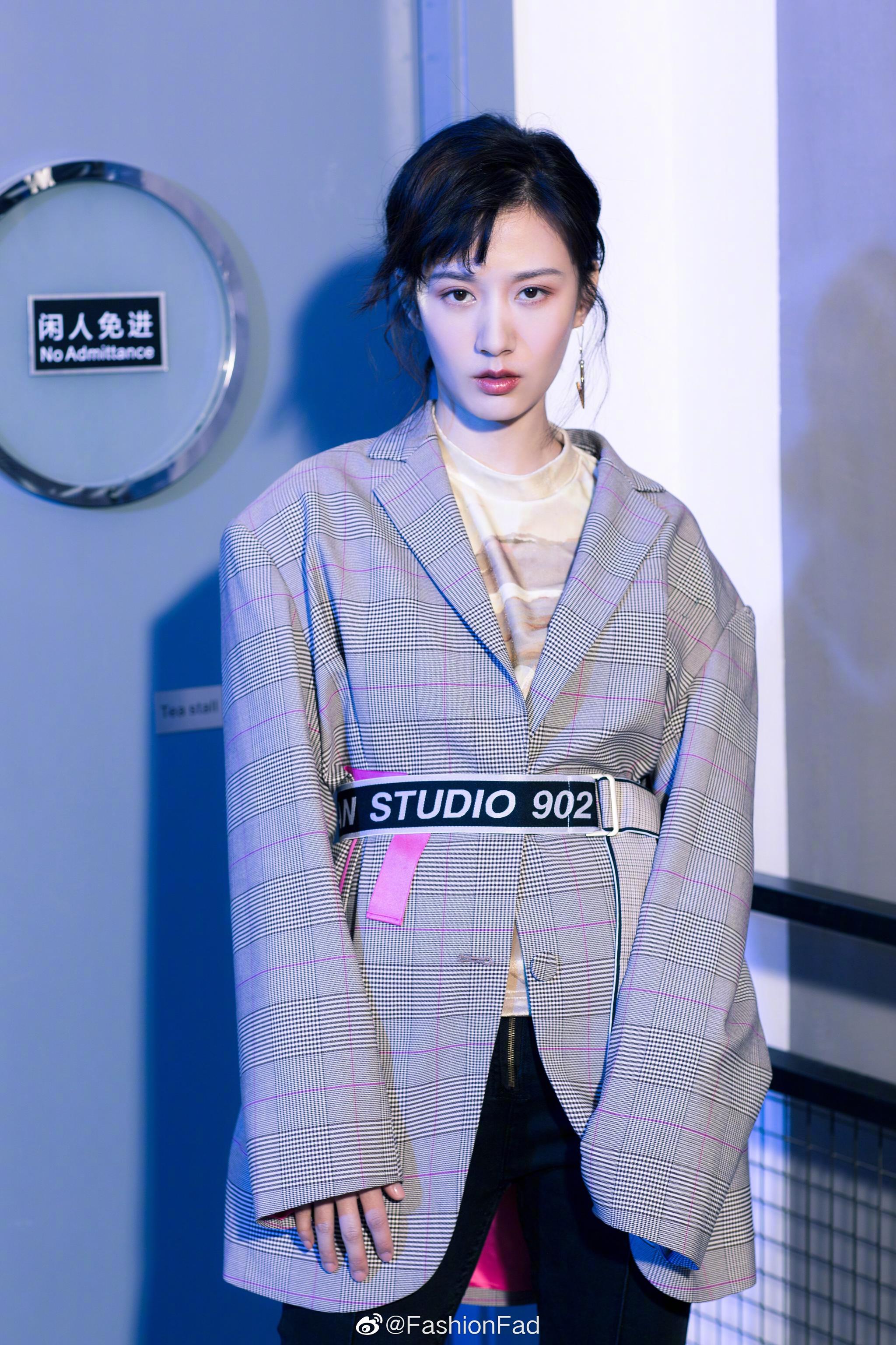 徐悦yy最新一组初秋写真西装外系宽腰带干练从容