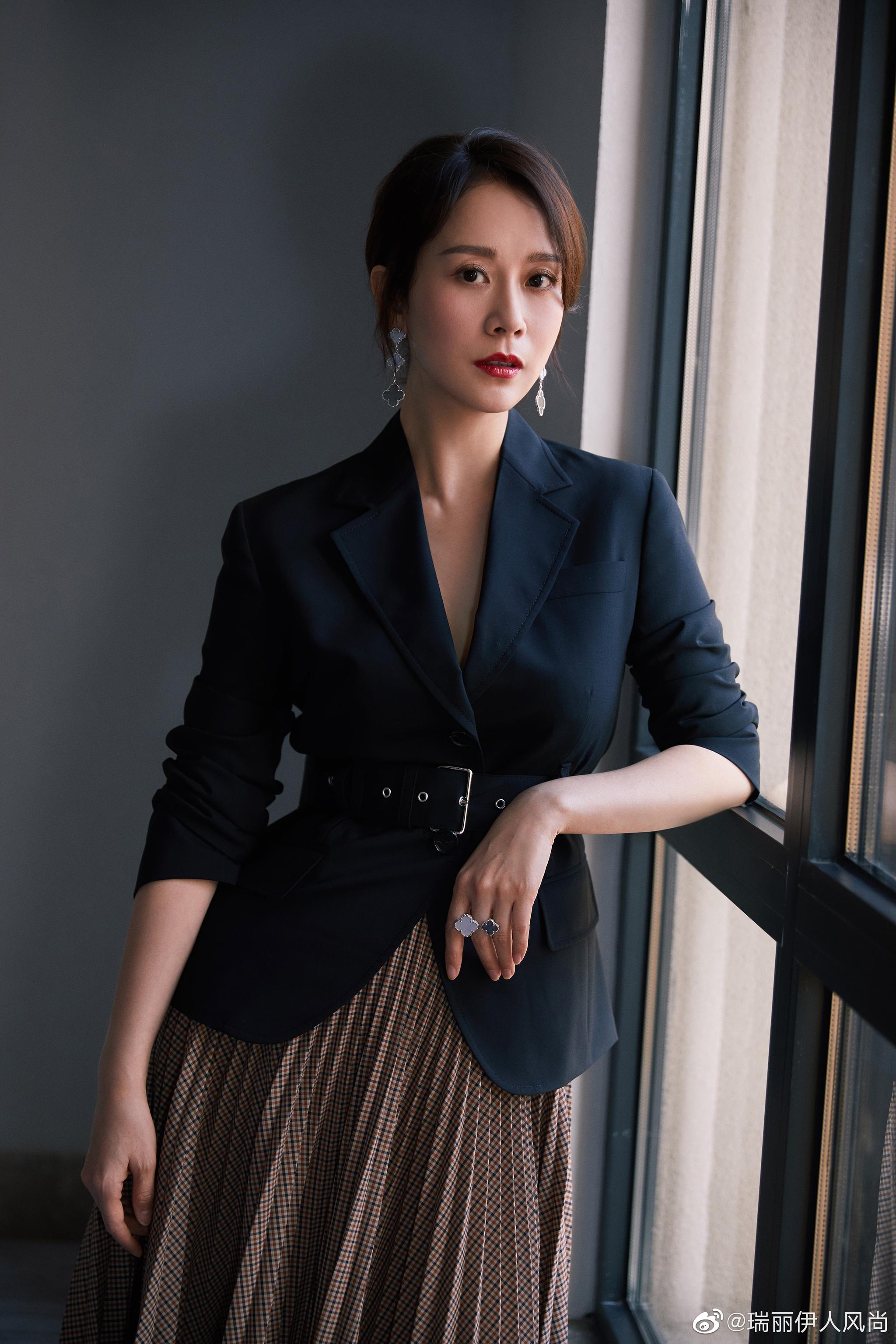 亮相第17届中国电影表演艺术学会奖海清 西装外套搭配百褶长裙