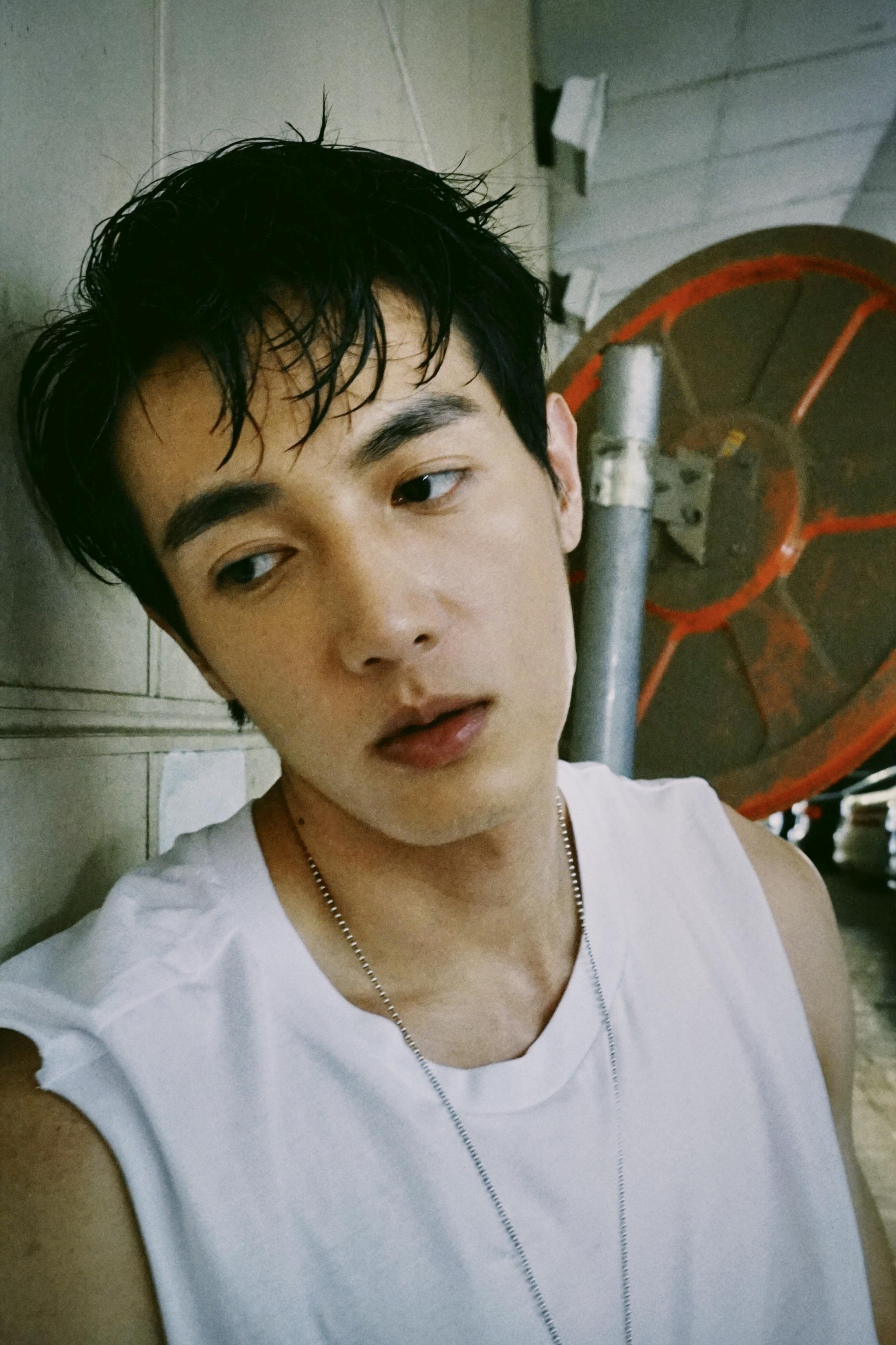 《超新星全运会》的参赛选手@黄皓justin 日前曝光了一组慵懒"暗欲"