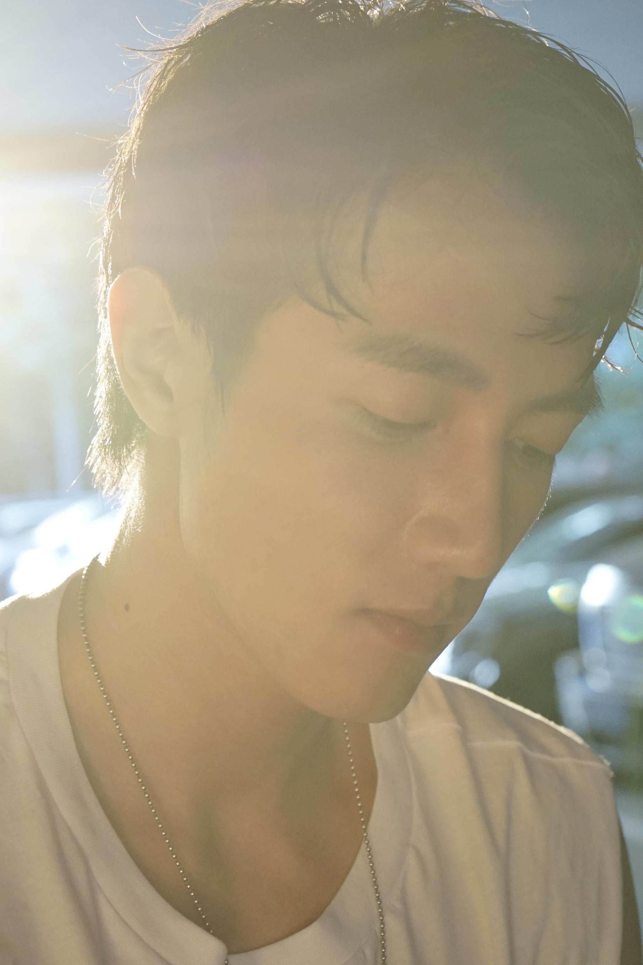 《超新星全运会》的参赛选手@黄皓justin 日前曝光了一组慵懒"暗欲"