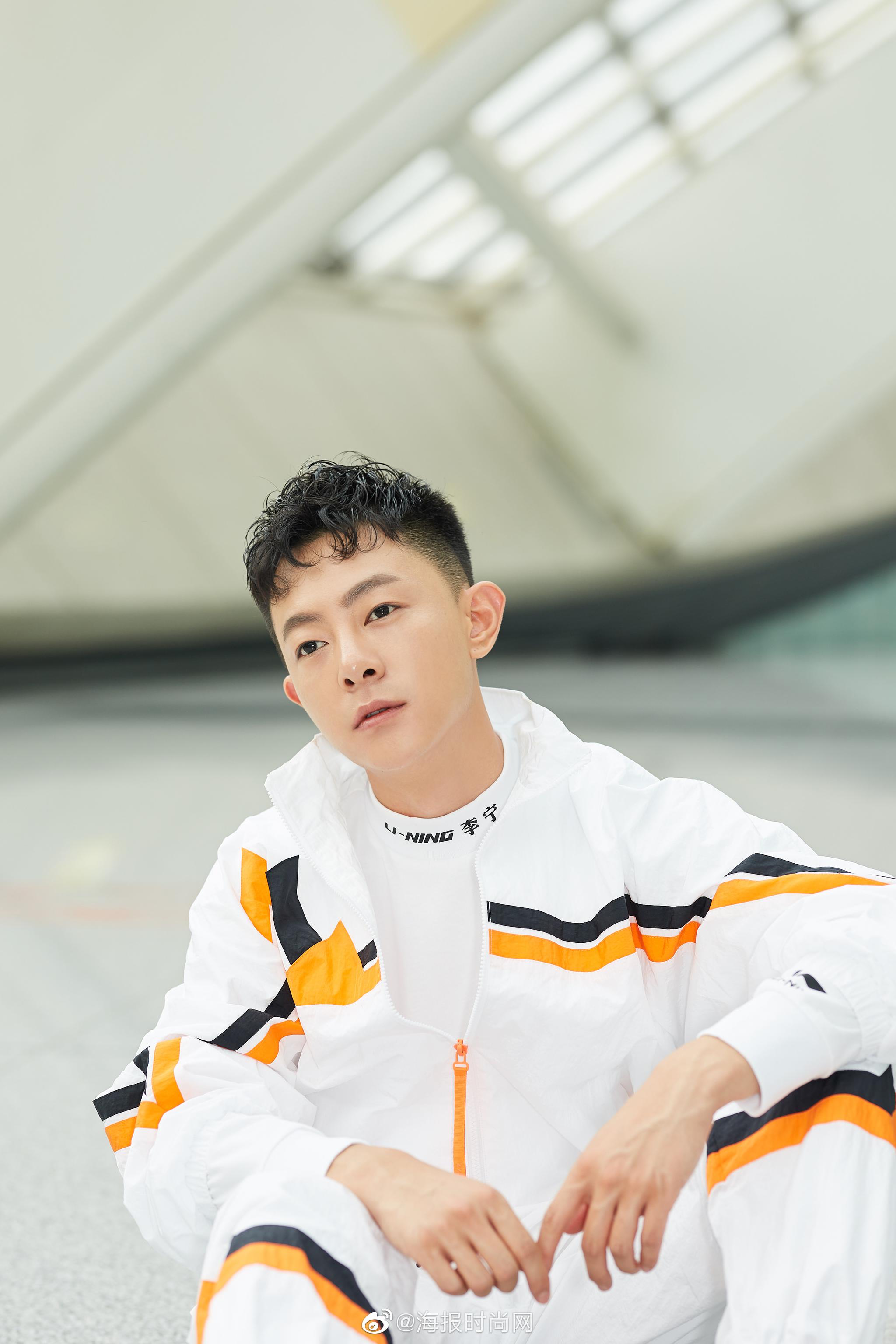 近日张皓然身穿李宁运动装现身纽约时装周完美演绎运动风look