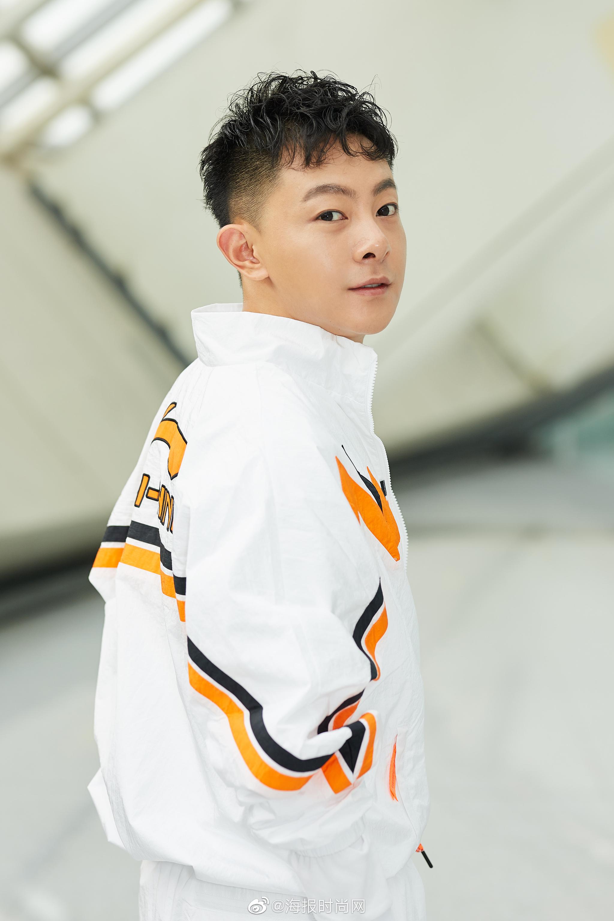 近日张皓然身穿李宁运动装现身纽约时装周完美演绎运动风look