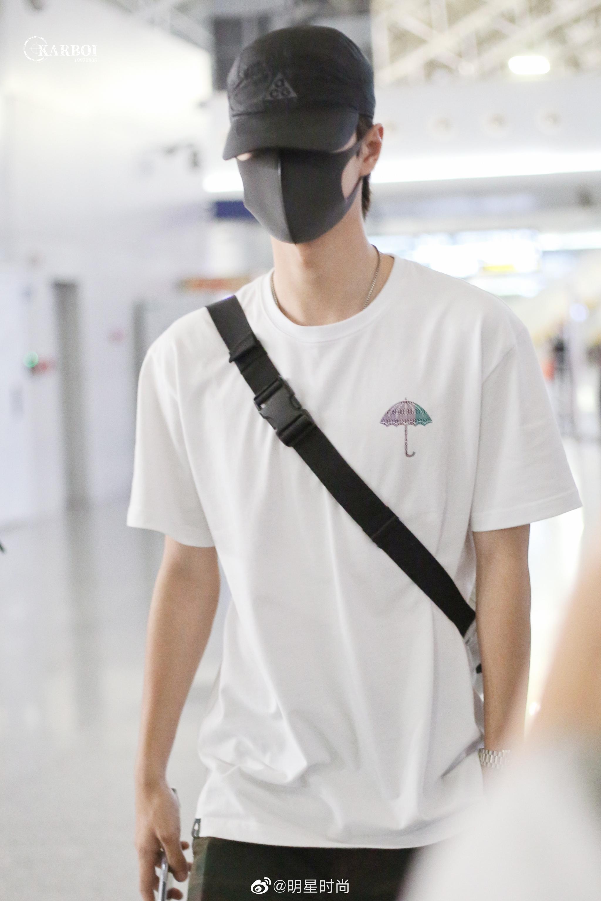 9月21日,王一博现身成都机场,白色t恤搭配白色腰包的小哥哥太酷了吧?