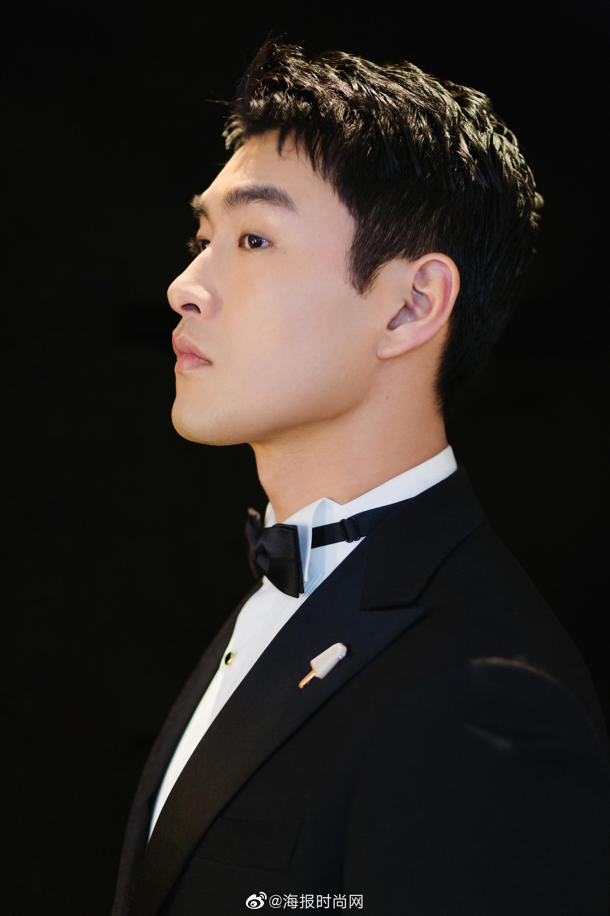 王彦霖着黑色西装亮相宝格丽serpentiseduttori鎏光蛇影腕表发布派