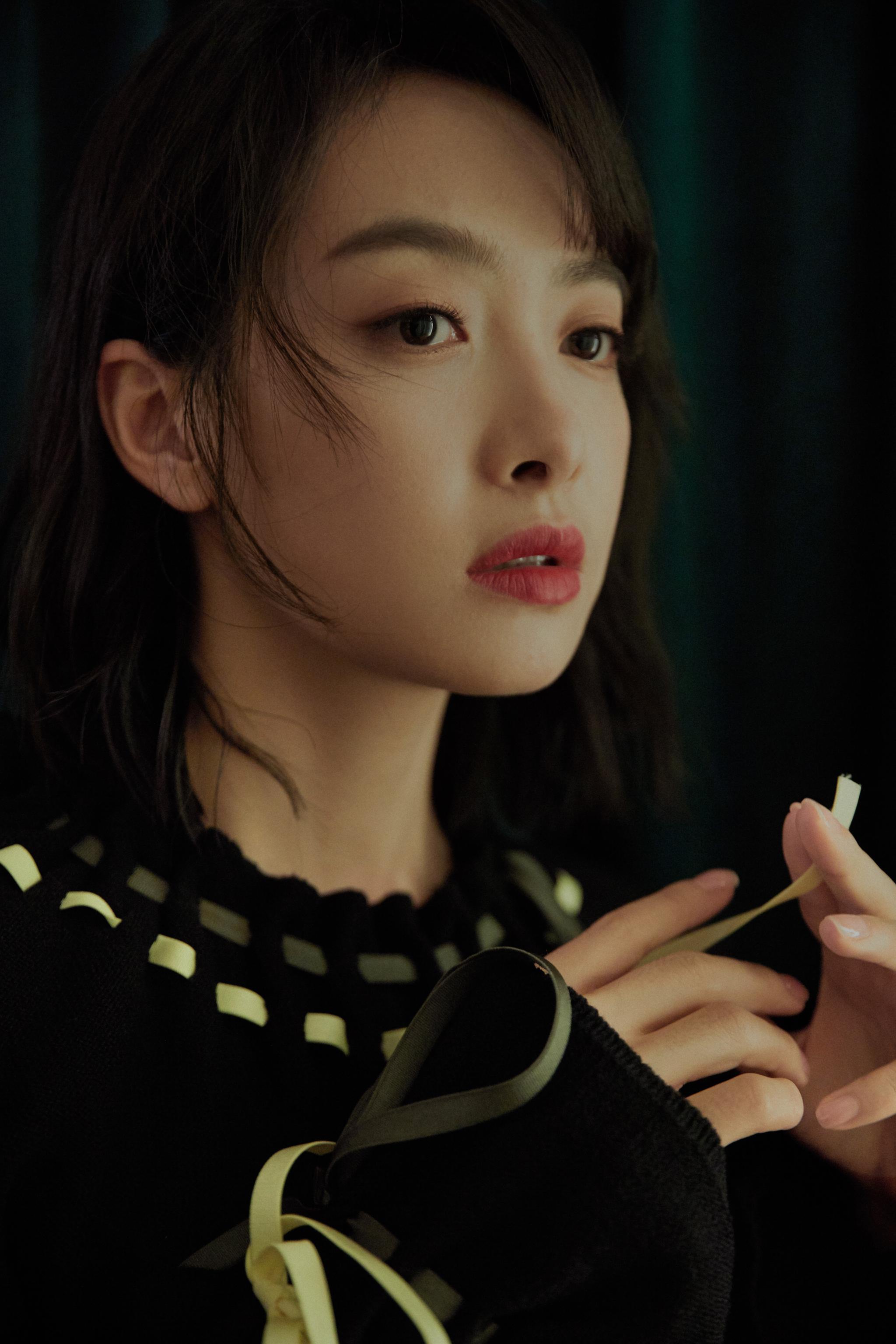 宋茜 现身活动,身穿撞色编织系带针织衫搭配鱼尾束口哑光皮裤