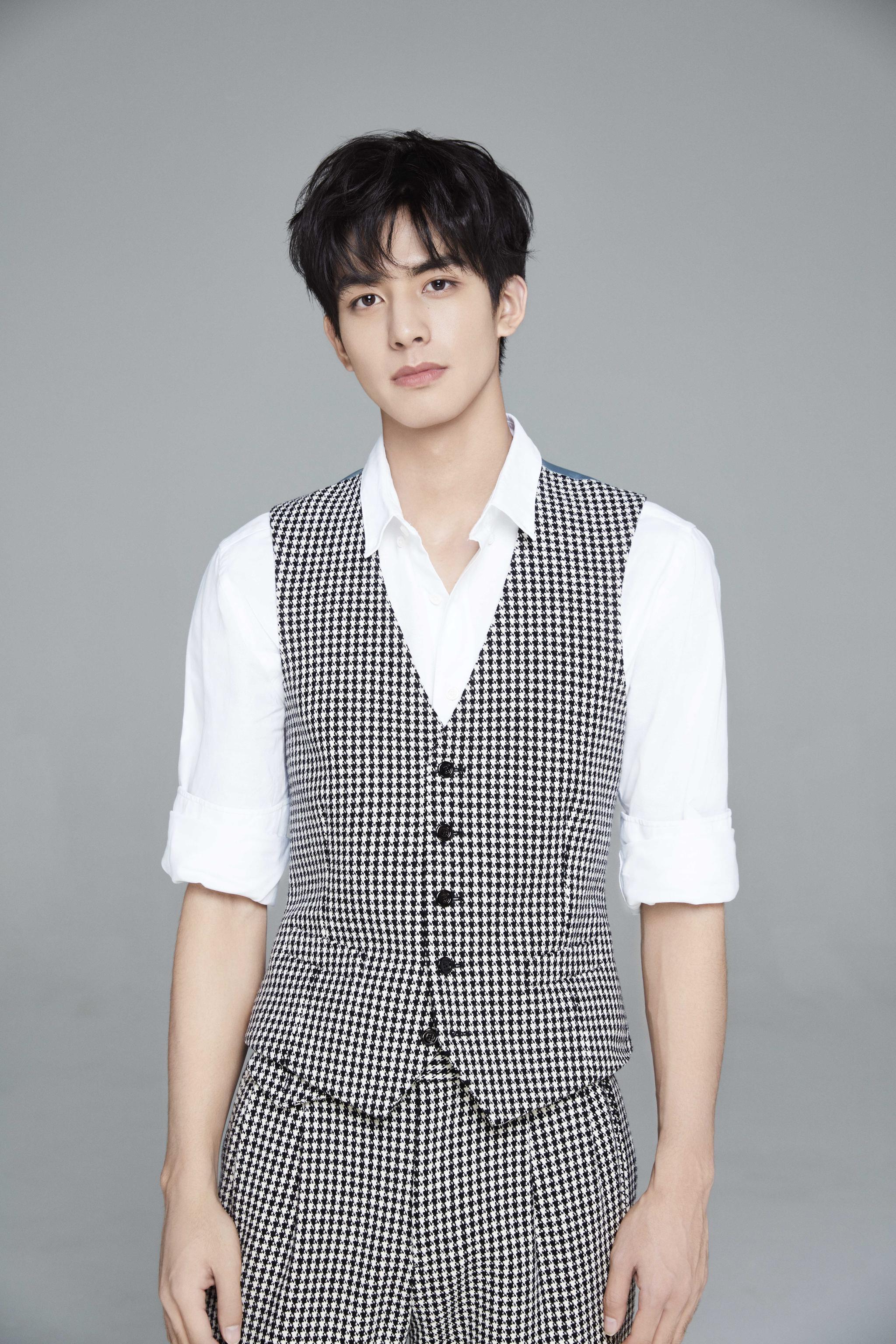 欢娱影视演员@宋威龙99 最新写真大片曝光.