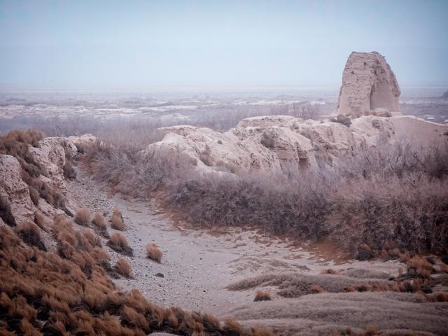 大漠天荒鬼叫车,瓜州一座无人荒城的时空对话