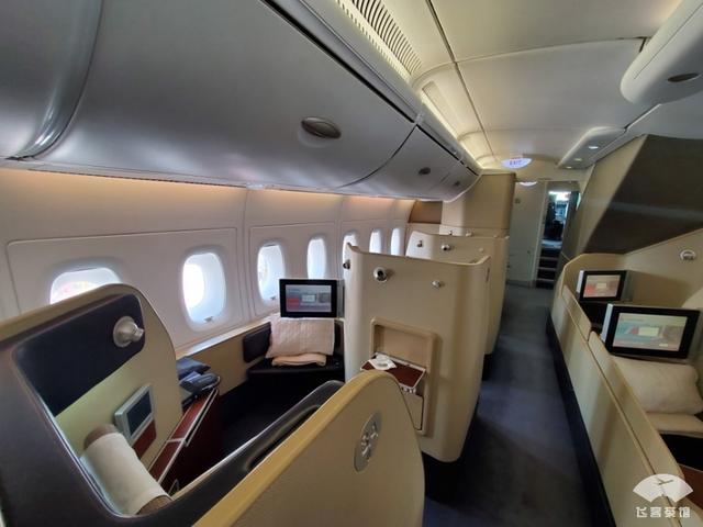 头等1-1-1排列 硬件真的很旧了本次航班执飞的是澳航祖传a380,他家